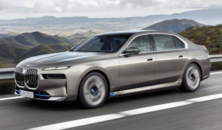 BMW i7 - front action