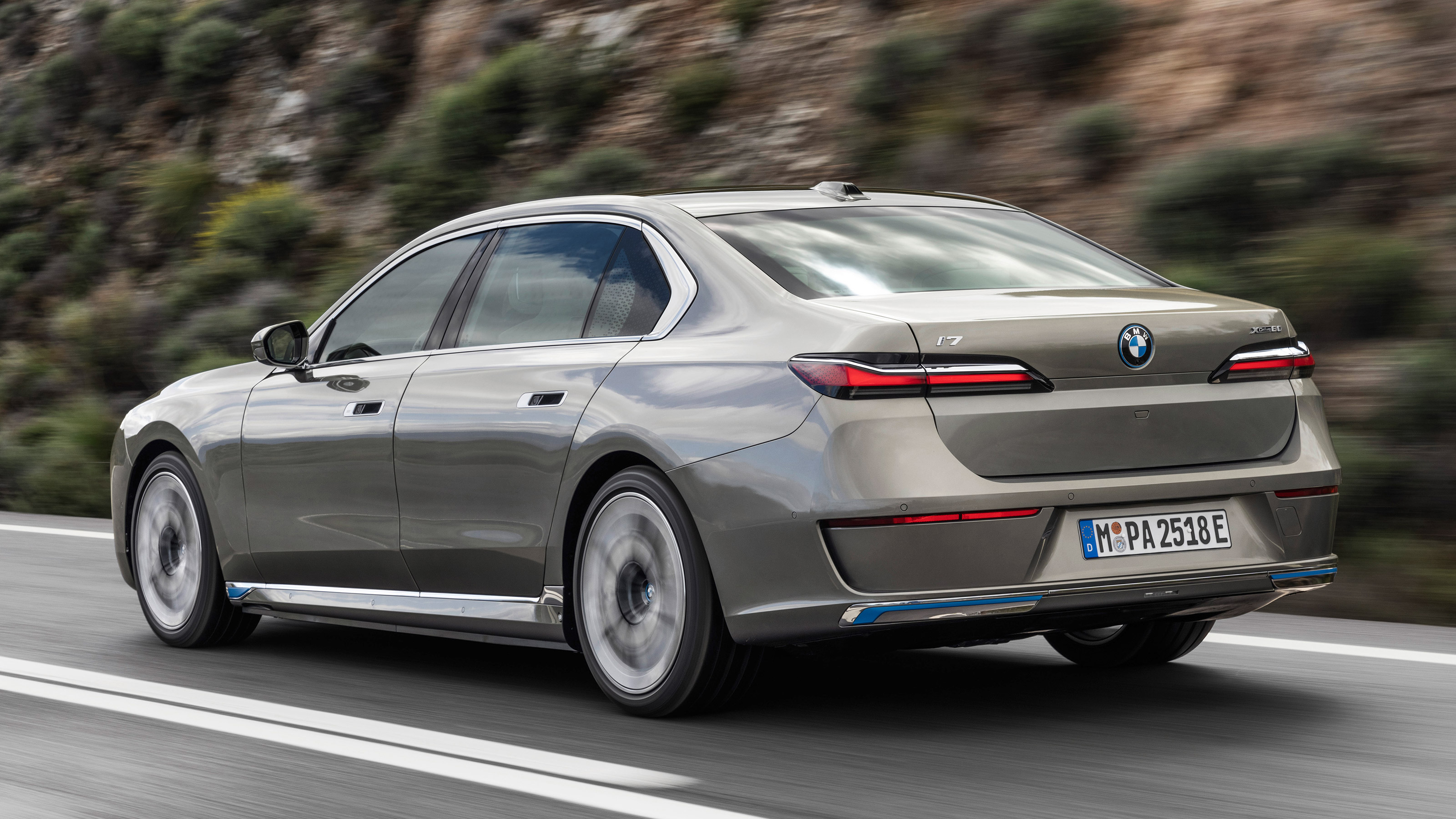 BMW i7 - rear action