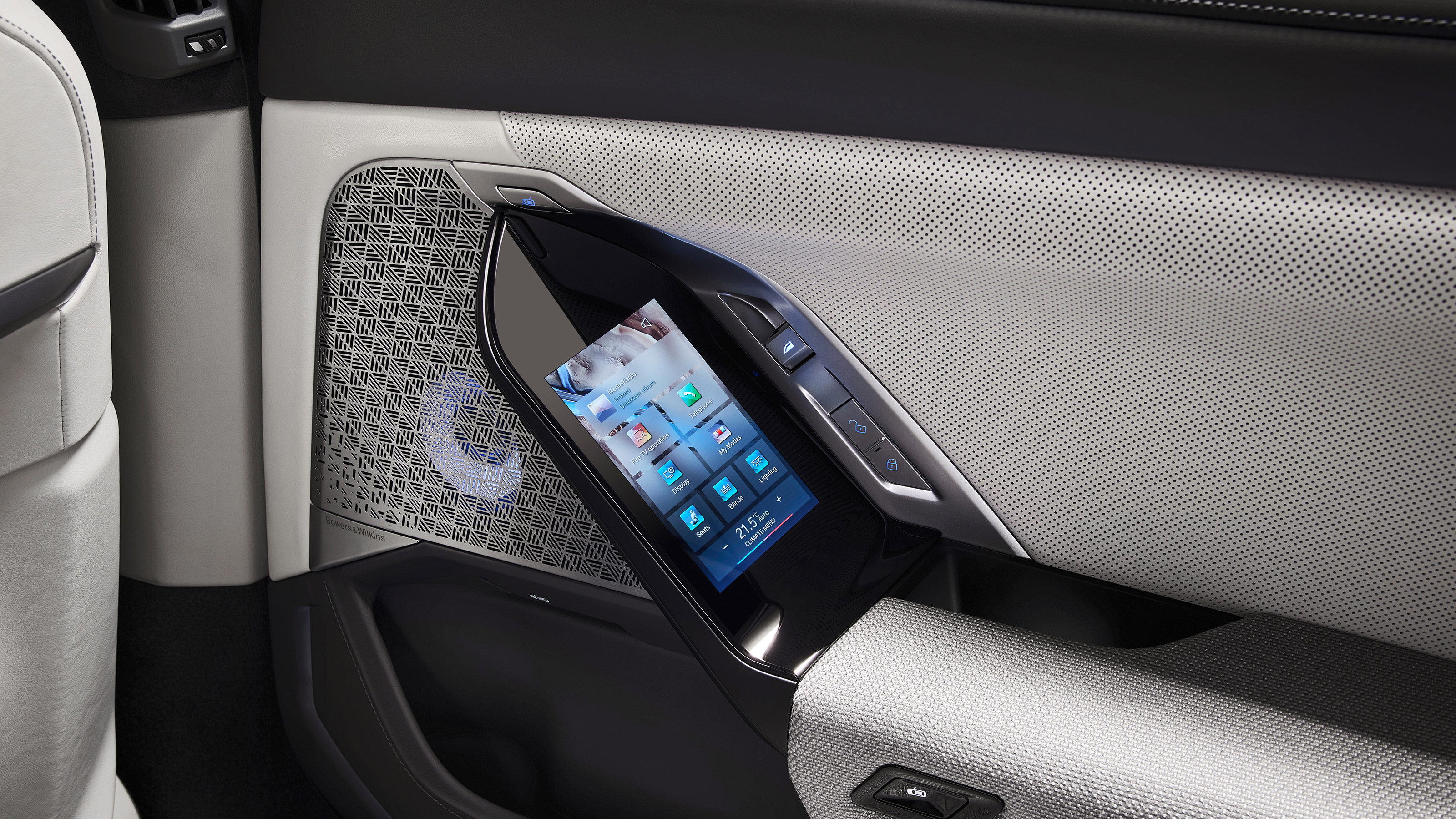 BMW i7 - door screen
