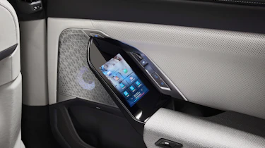 BMW i7 - door screen
