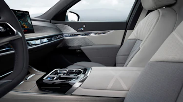 BMW i7 - front seats