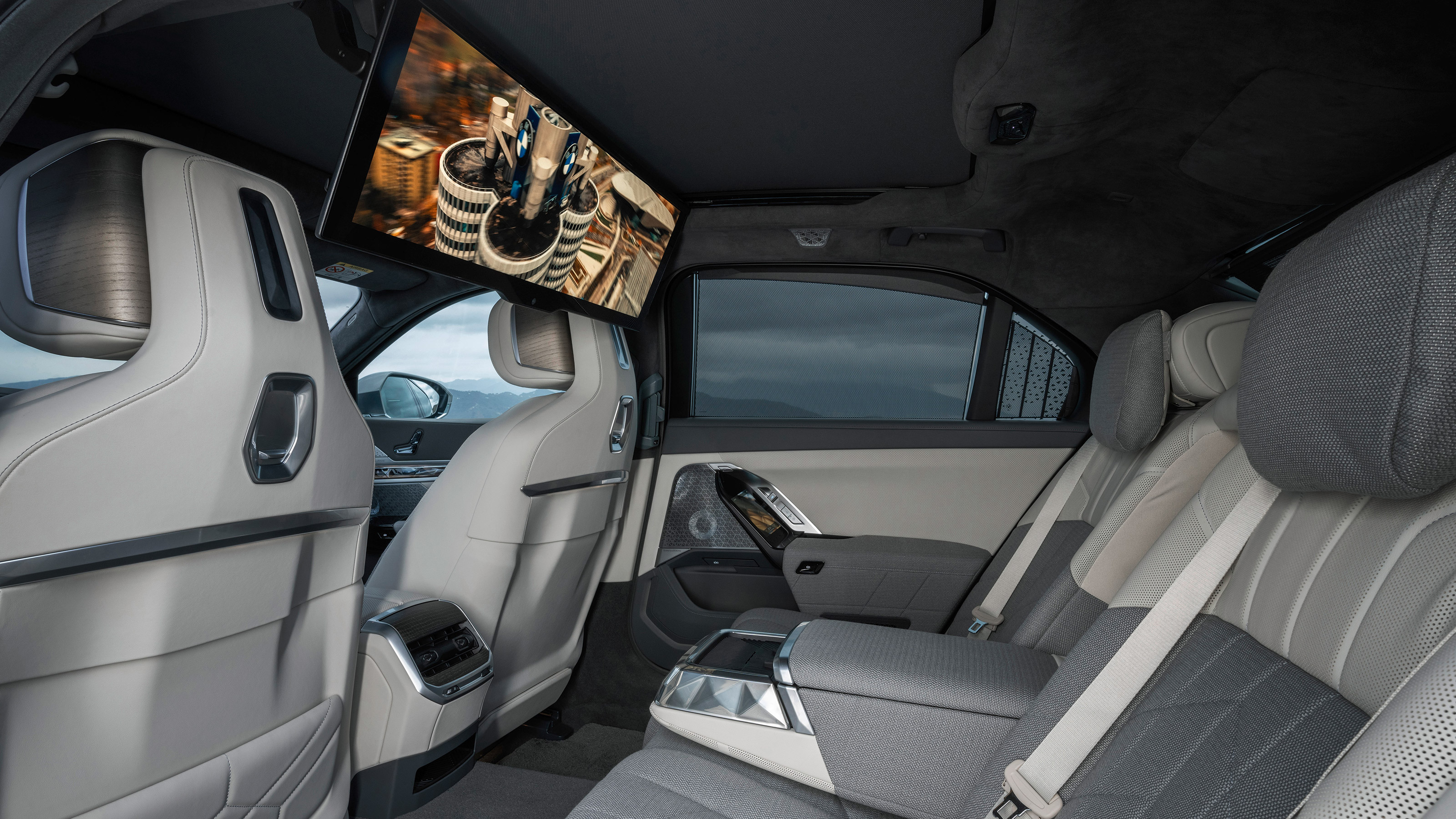 BMW i7 - rear screen
