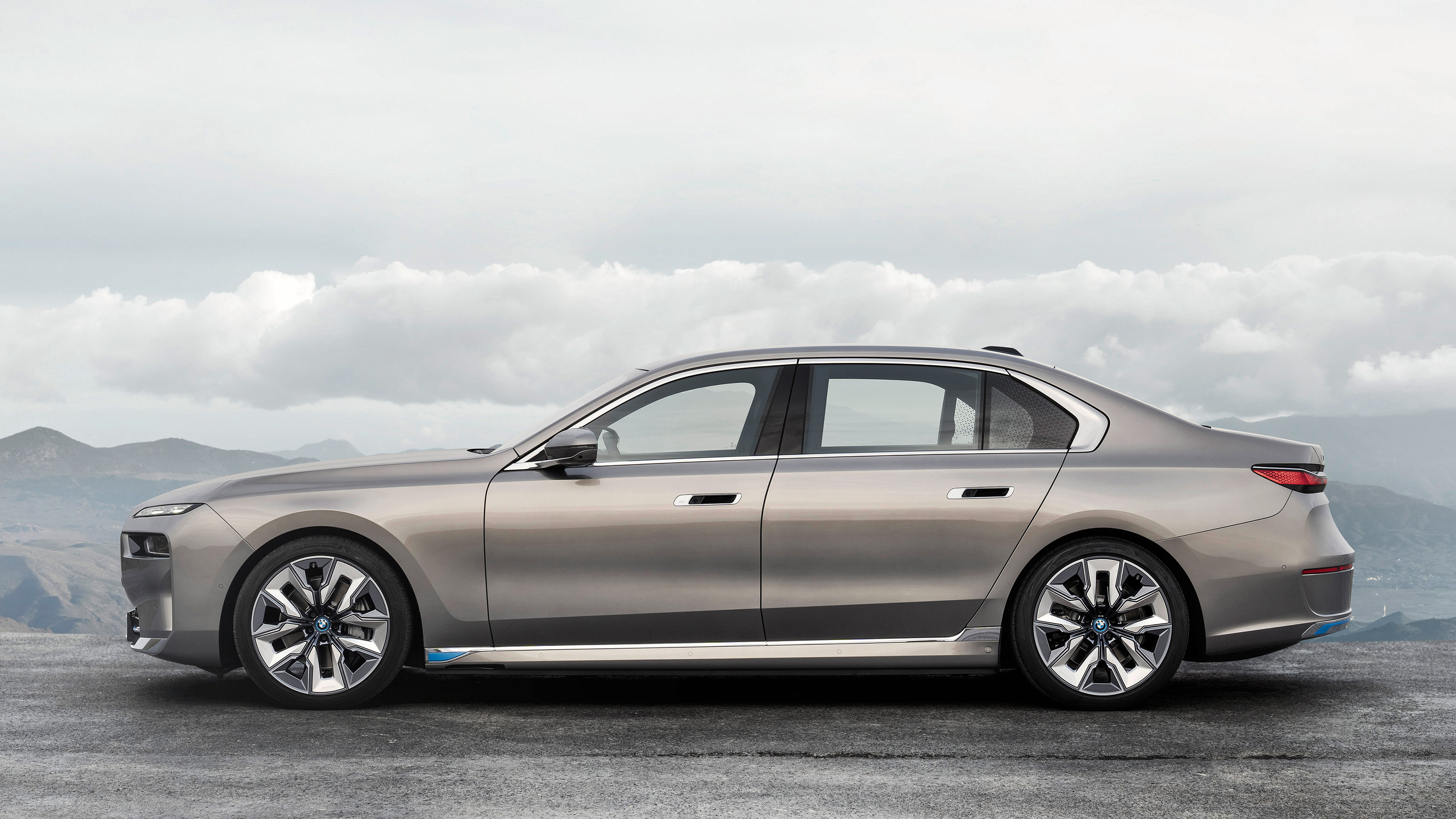 BMW i7 - side