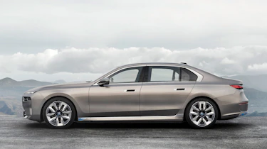 BMW i7 - side