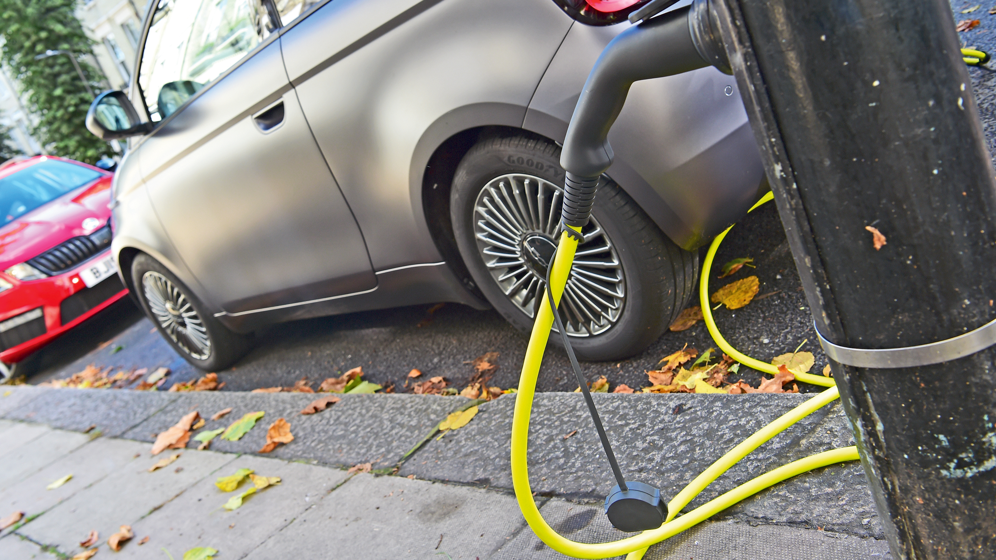 Fiat 500 - charging from roadside bollard