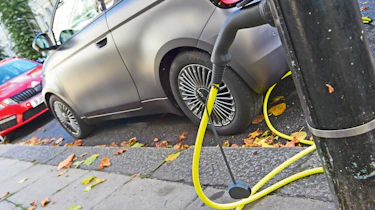 Fiat 500 - charging from roadside bollard