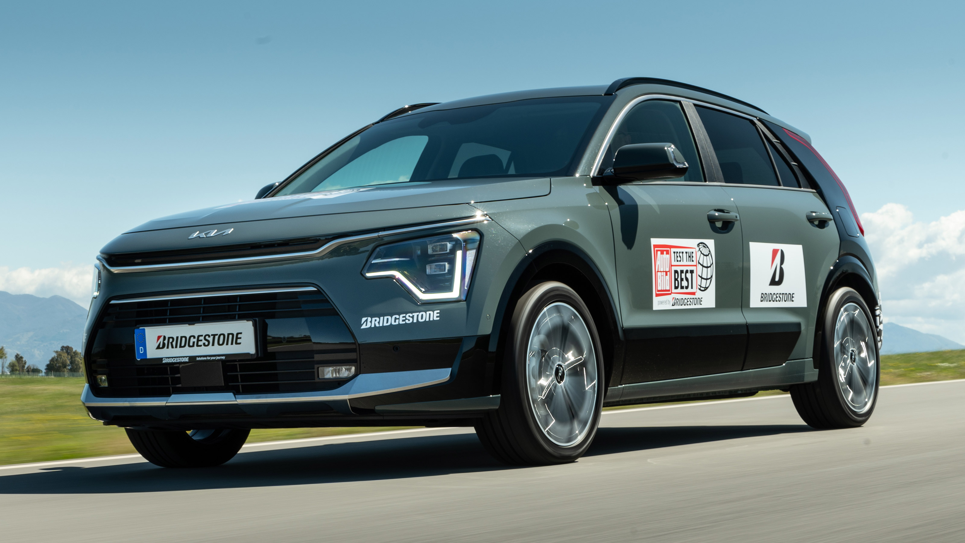 Kia Niro Hybrid prototype - front tracking