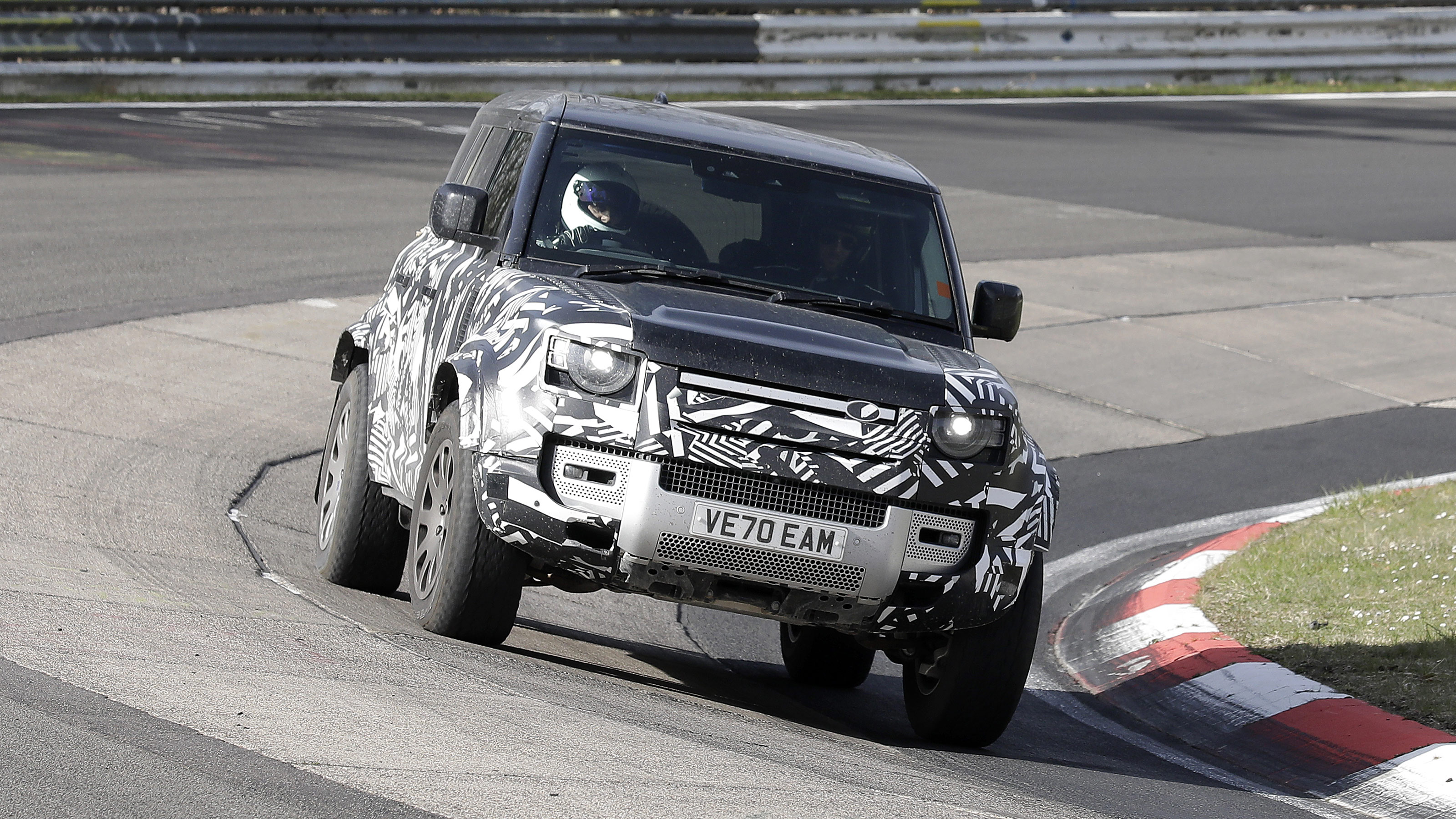 Land Rover Defender V8 spy shots front