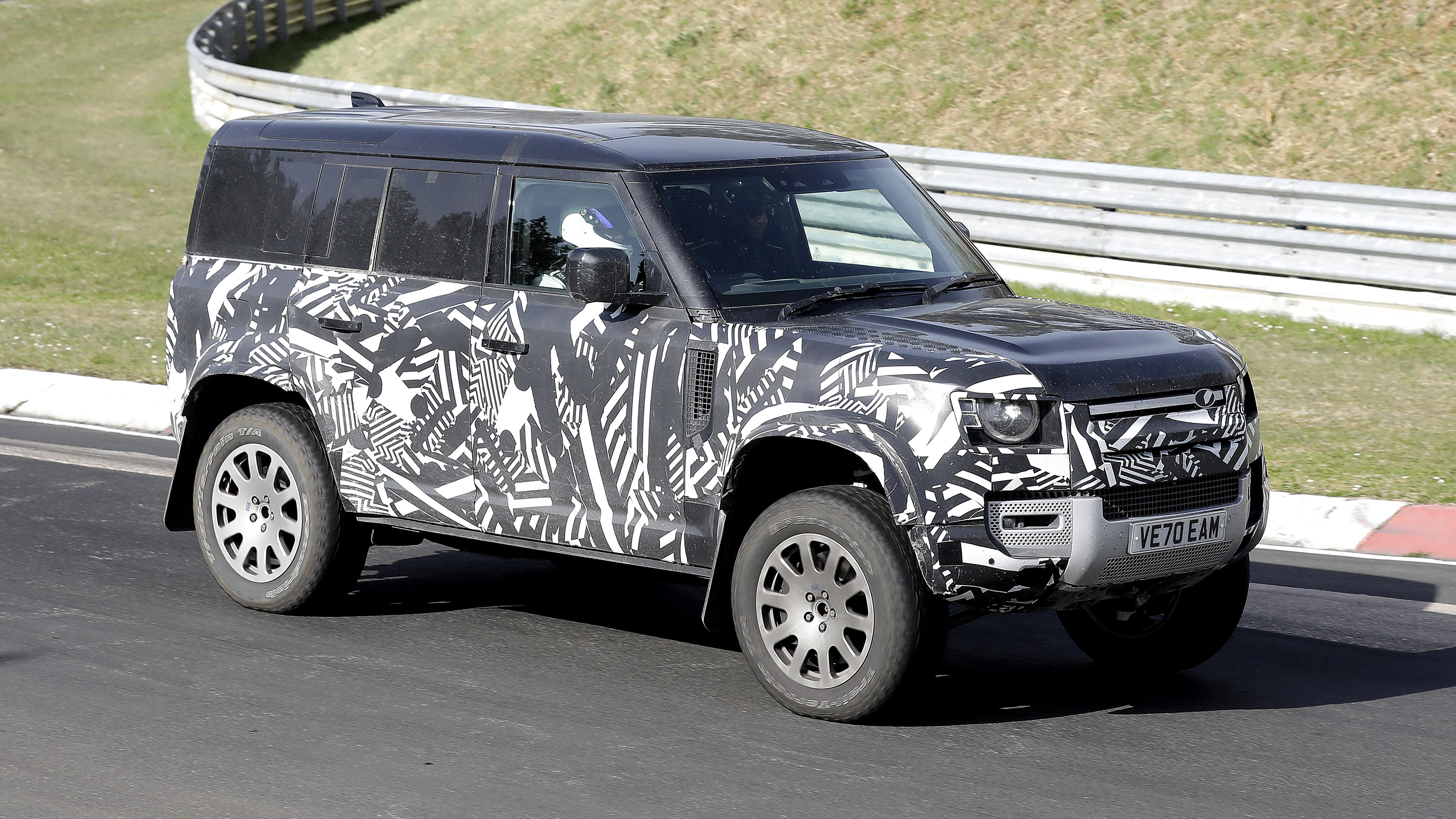 Land Rover Defender V8 spy shots front 3/4