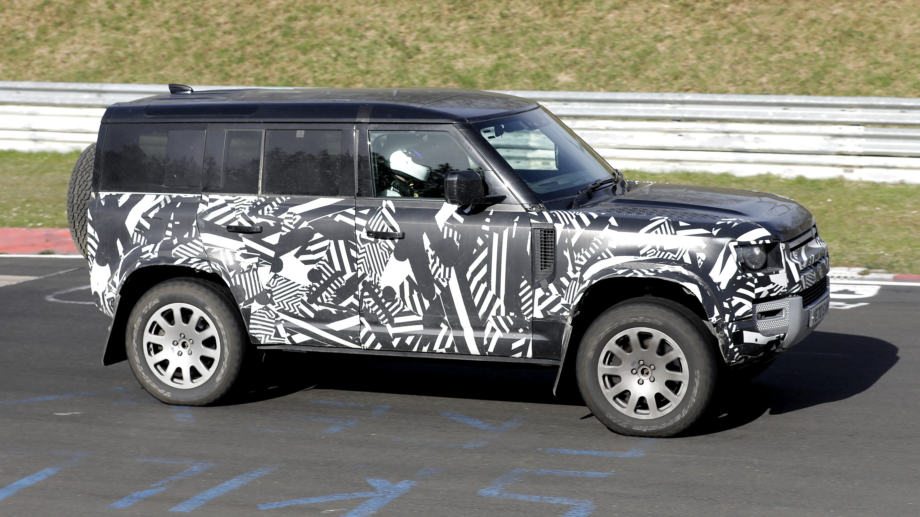 Land Rover Defender V8 spy shots side