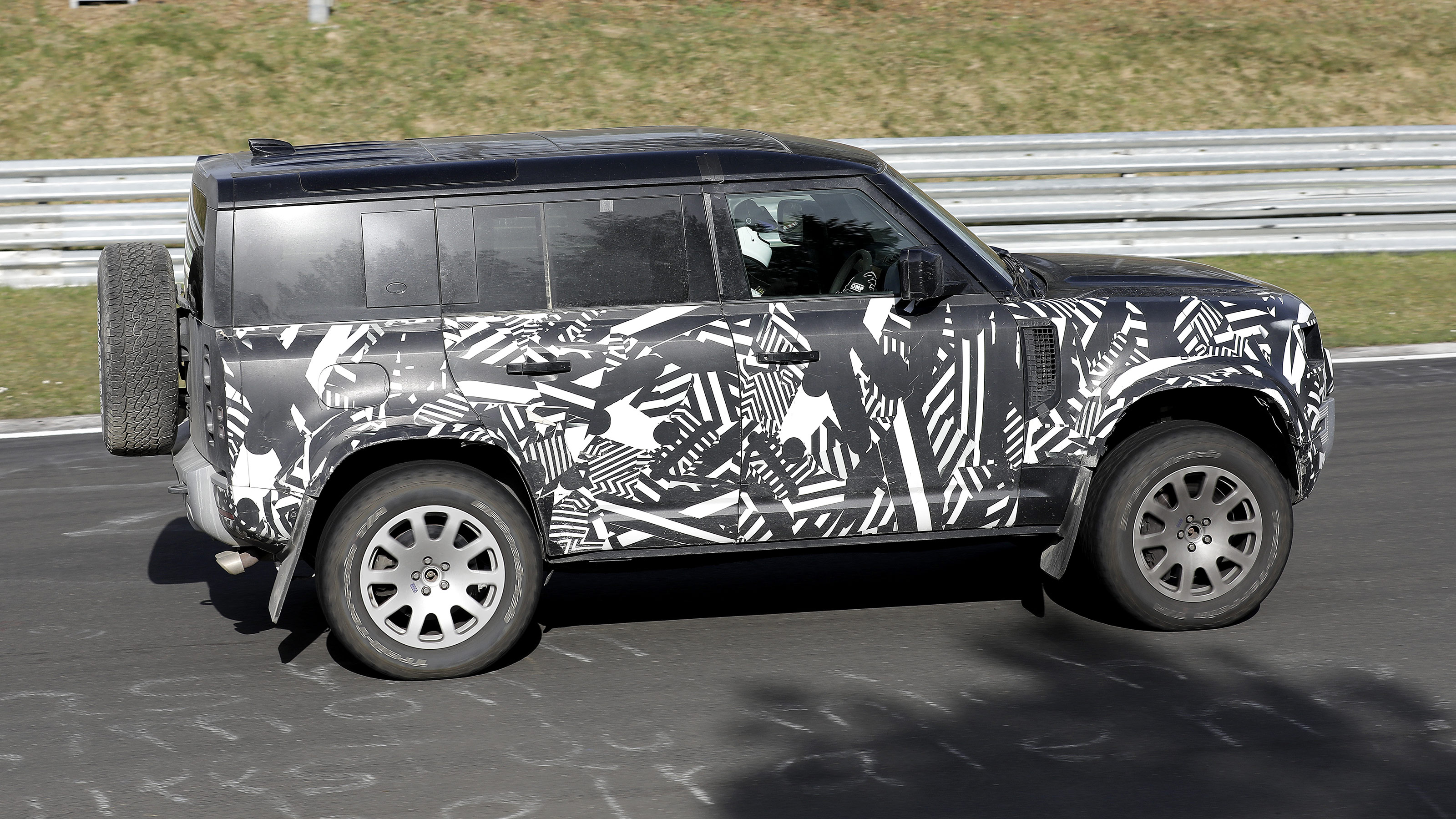 Land Rover Defender V8 spy shots side
