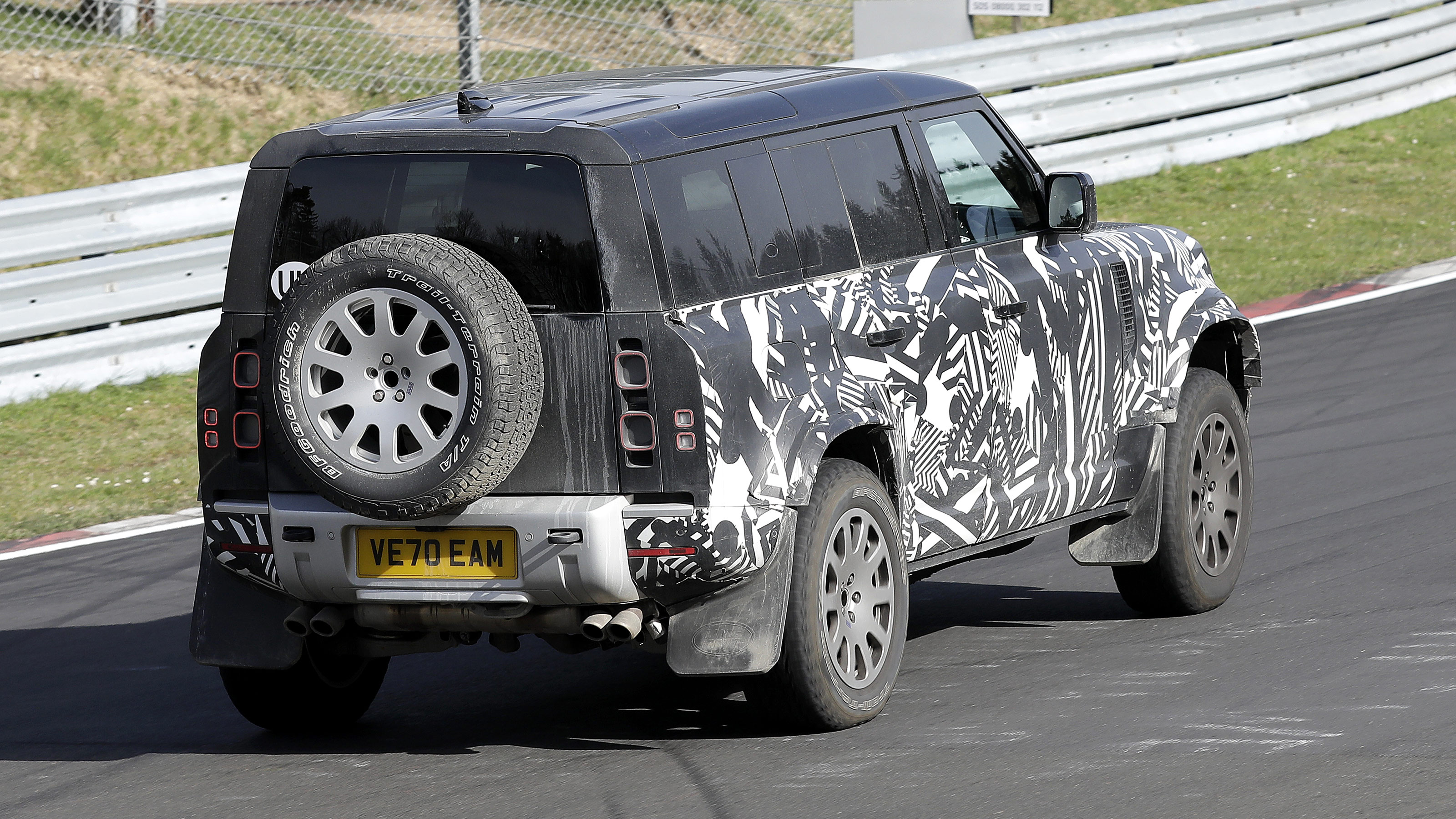 Land Rover Defender V8 spy shots rear 3/4