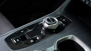 Lexus RZ 450e - centre console