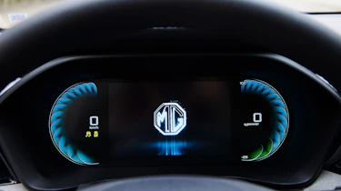 MG5 EV - dials
