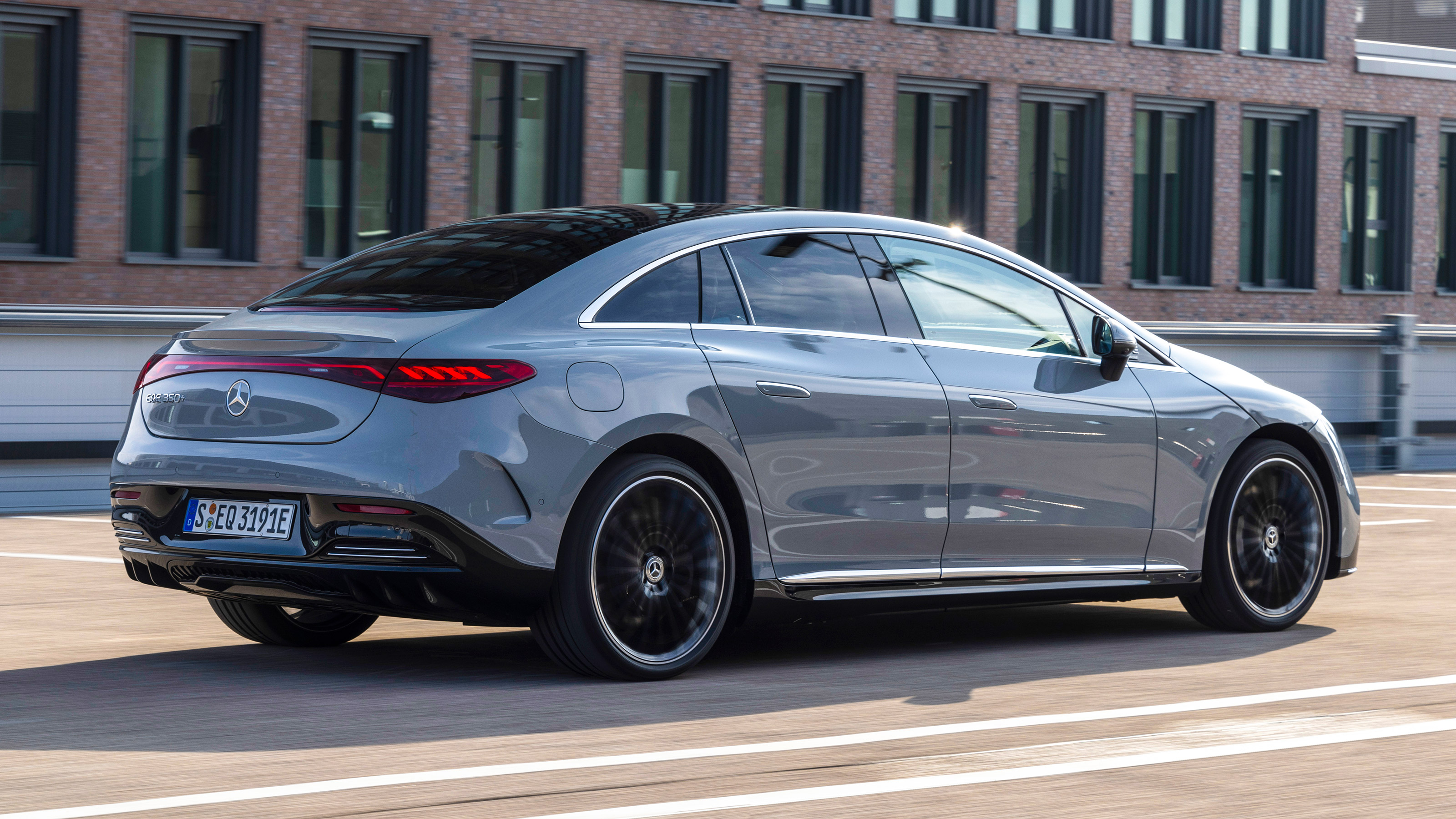 Mercedes EQE - rear tracking