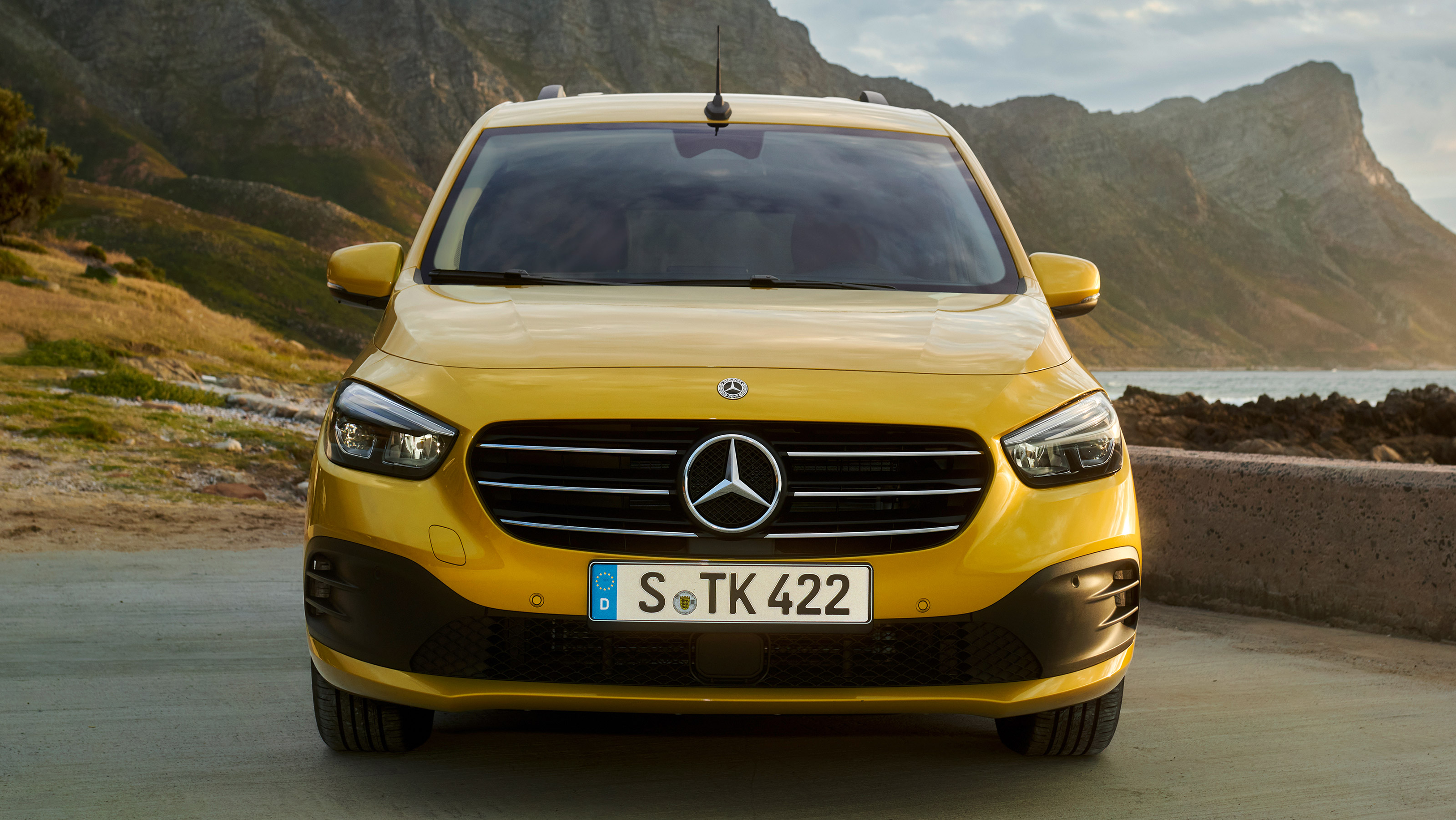 Mercedes T-Class - full front