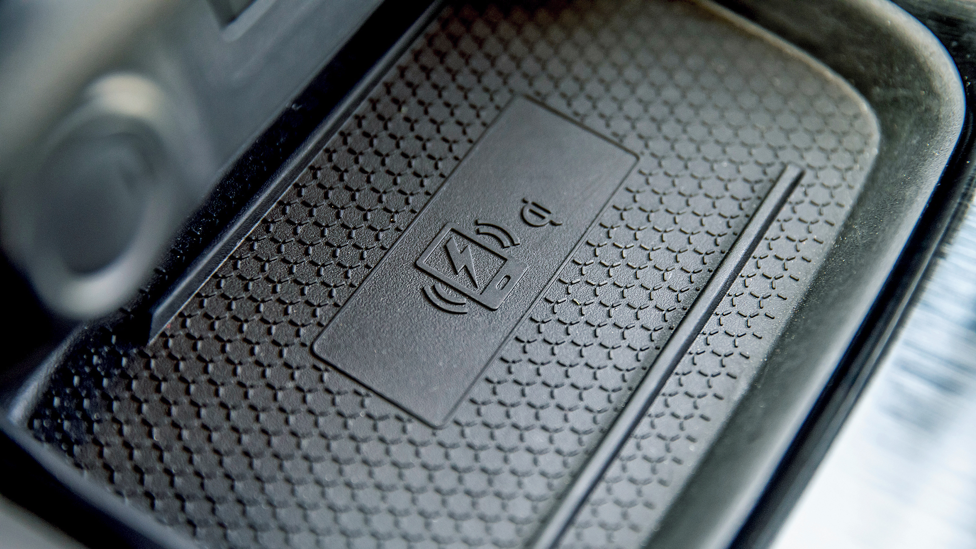 Nissan Qashqai wireless charging pad
