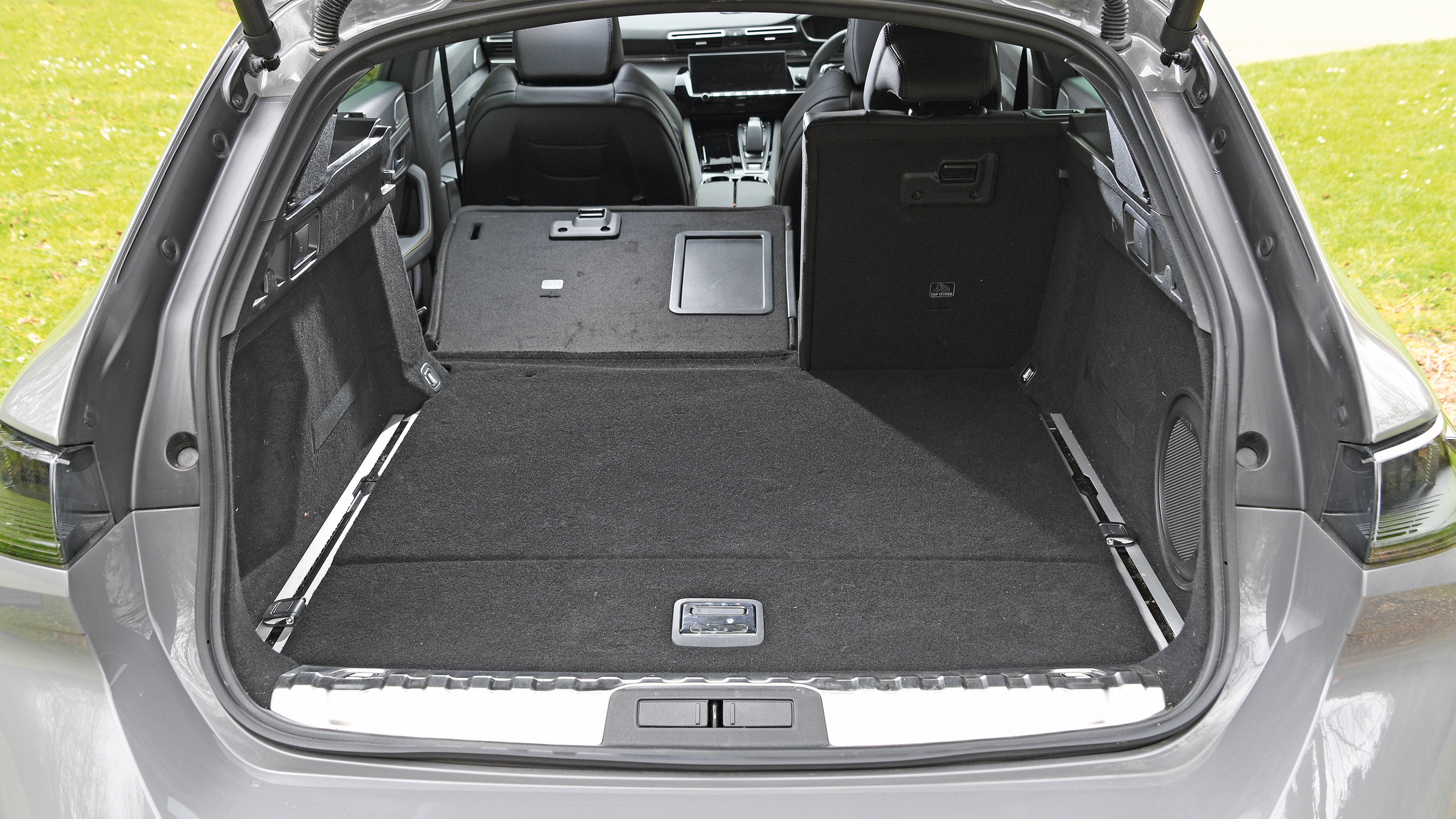 Peugeot 508 SW Sport Engineered vs BMW 330e xDrive Touring - 508 boot