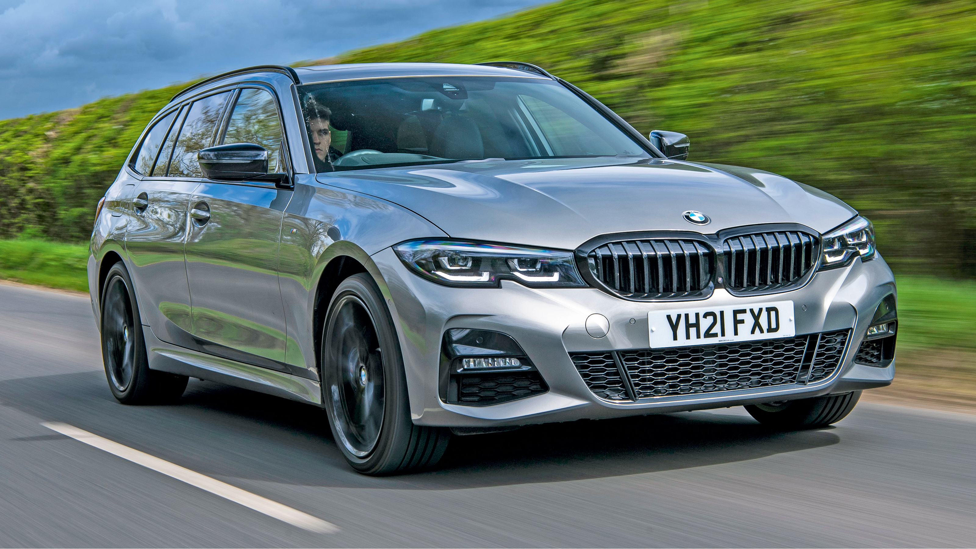 BMW 330e xDrive Touring - front tracking