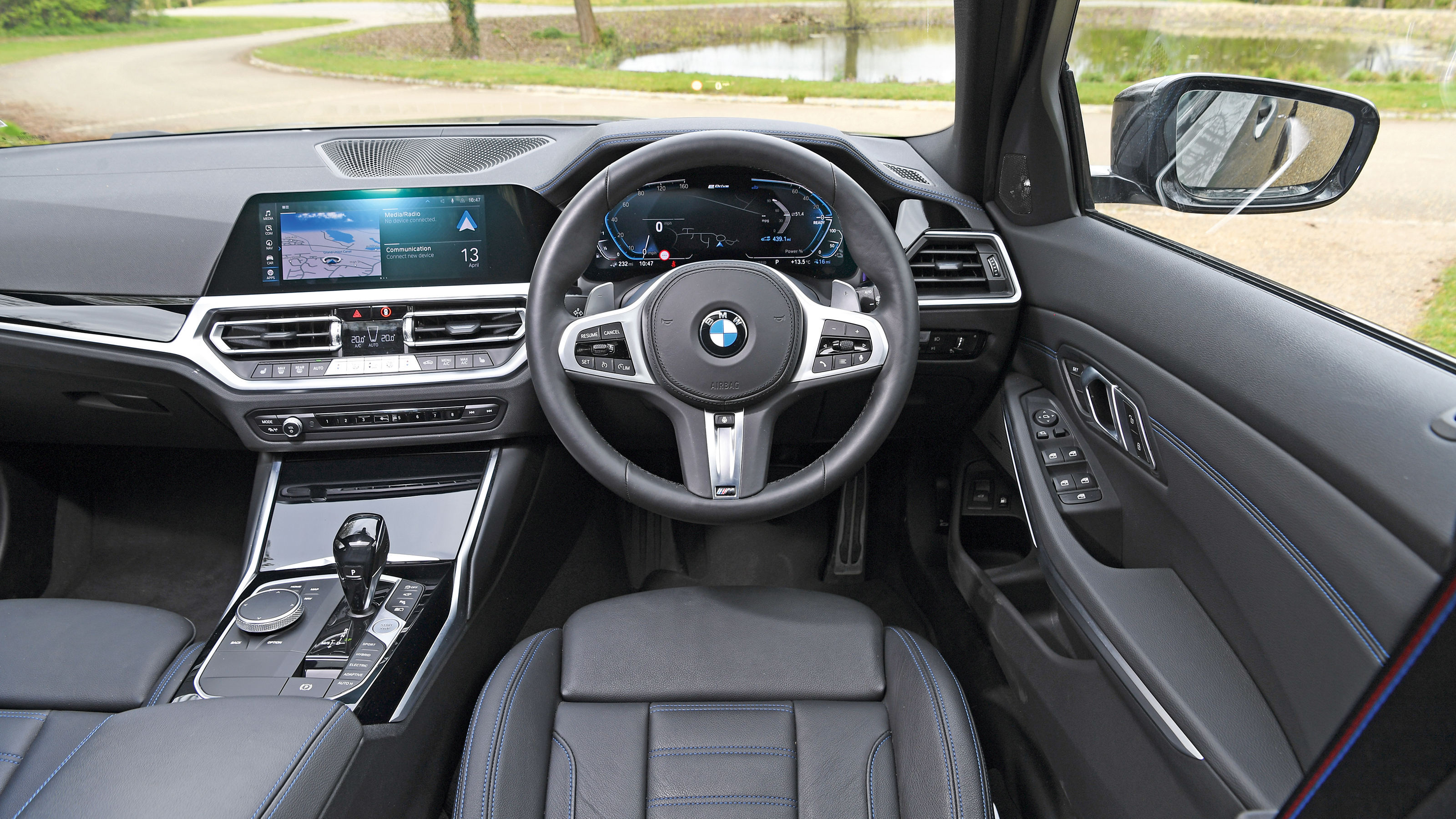 Peugeot 508 SW Sport Engineered vs BMW 330e xDrive Touring - 330e interior