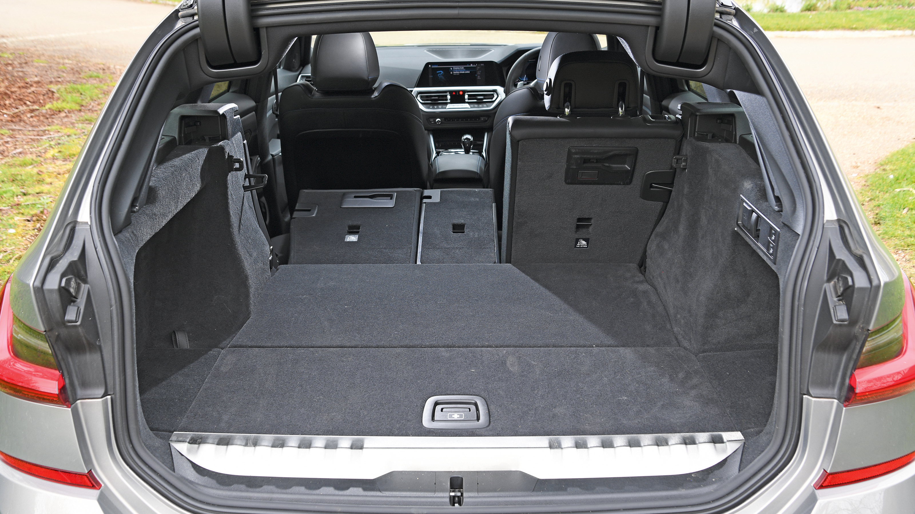Peugeot 508 SW Sport Engineered vs BMW 330e xDrive Touring - 330e boot