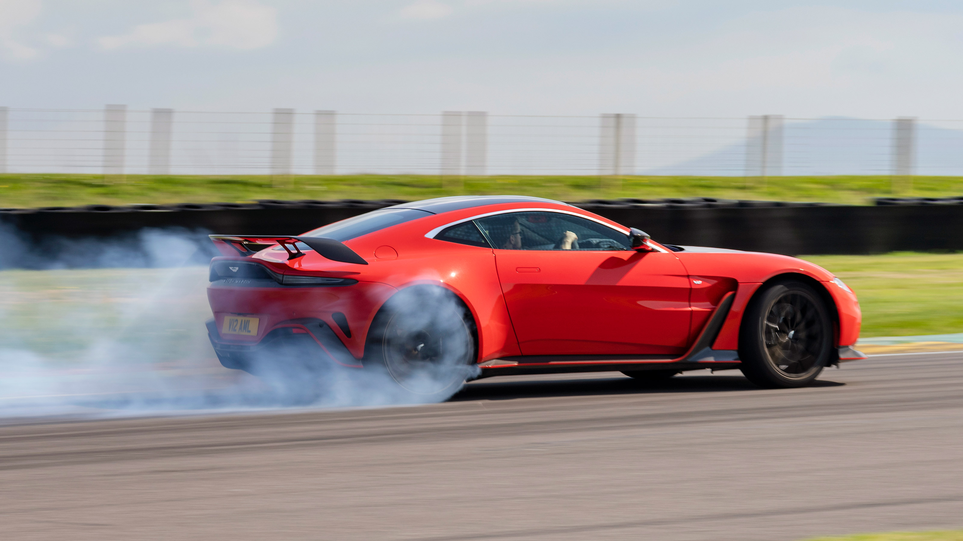Aston Martin V12 Vantage - drift