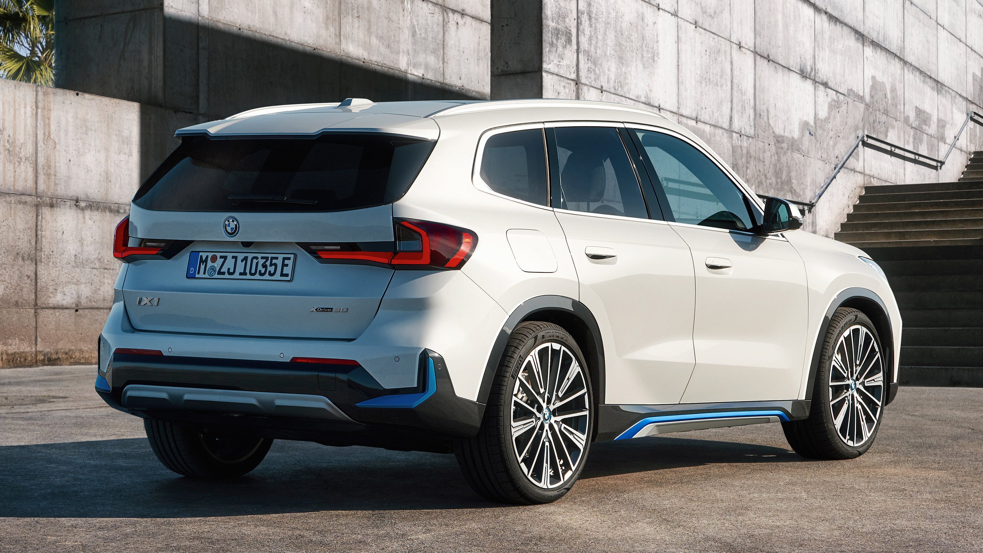 BMW iX1 - rear static