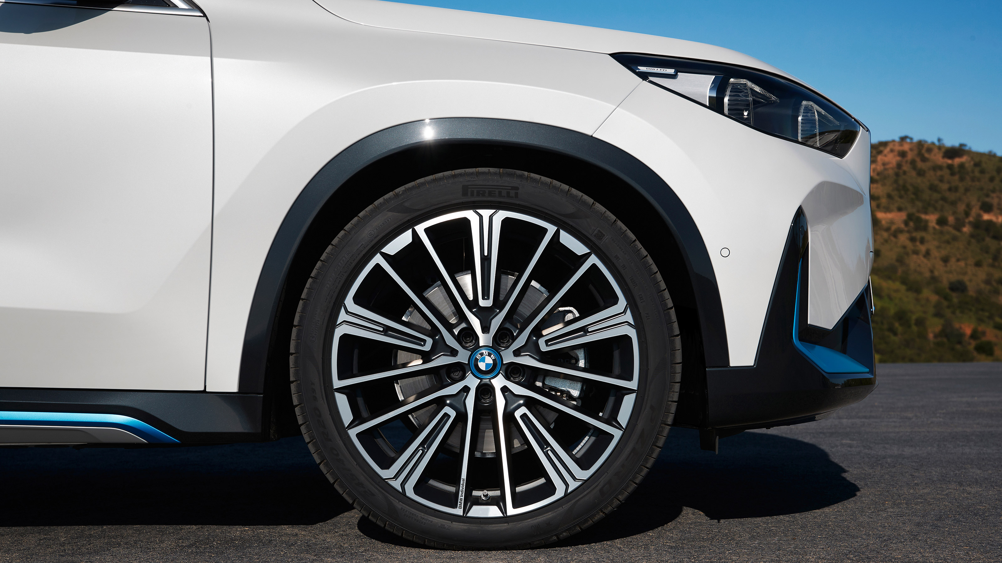 BMW iX1 - wheel