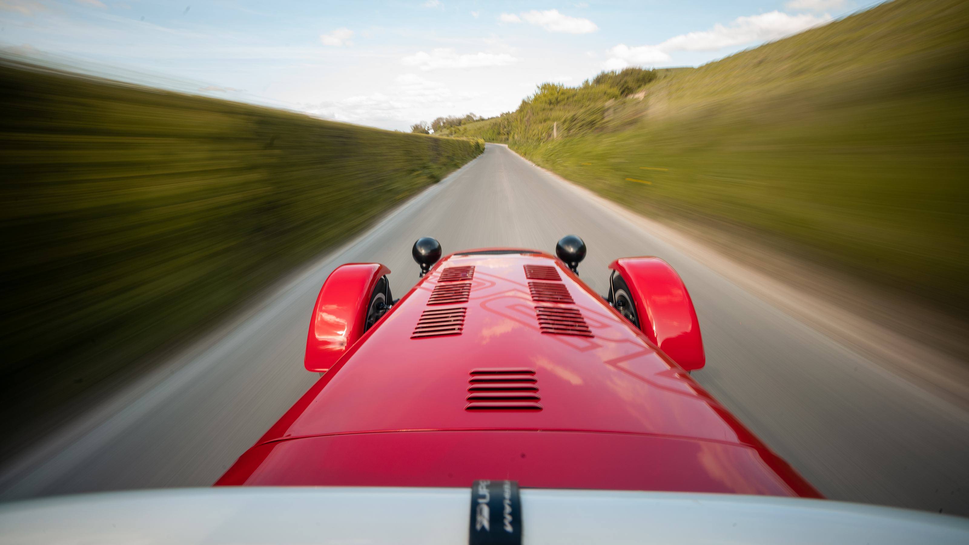 Caterham Seven 420 CUP - bonnet/driver's view