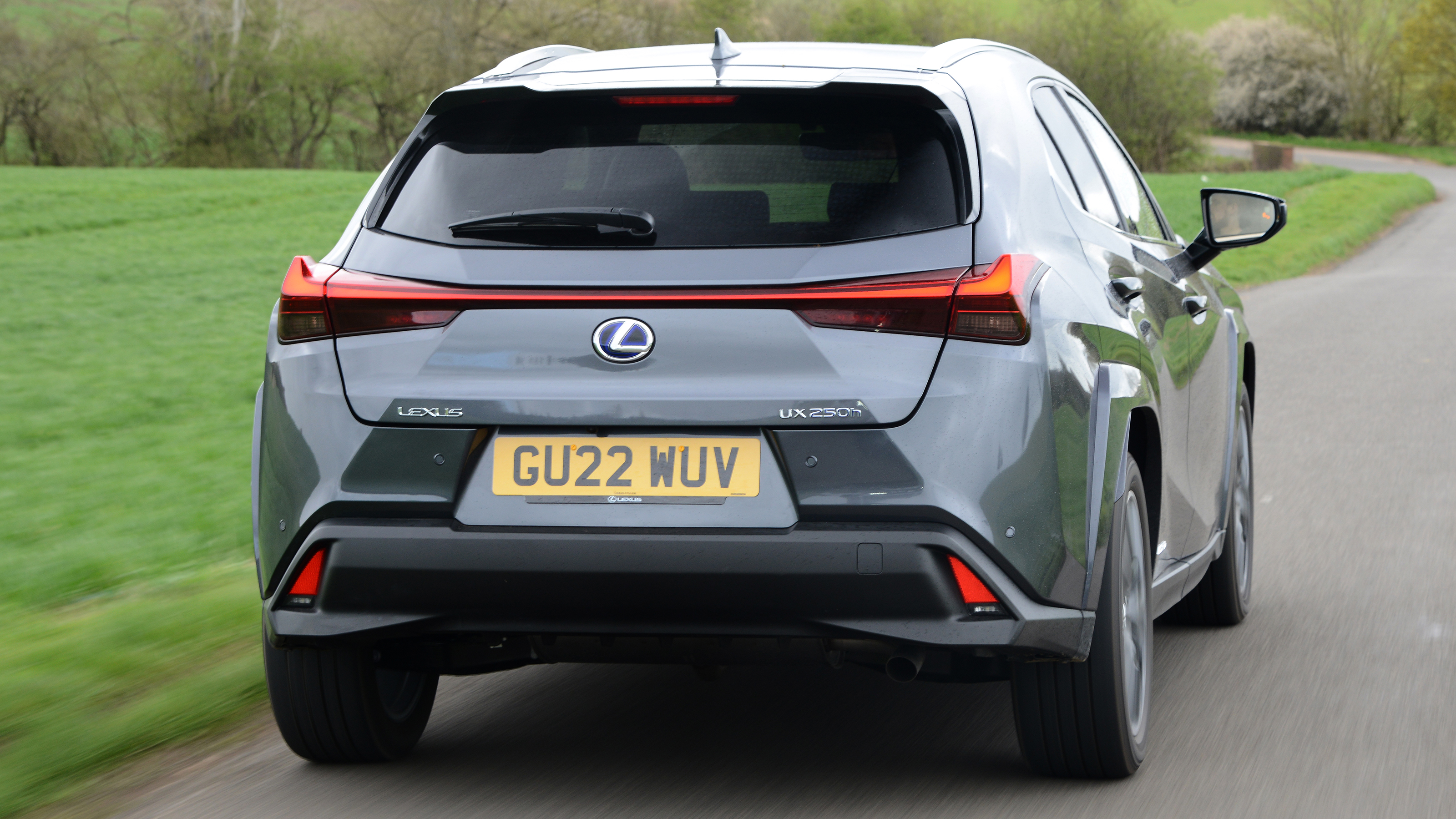 Lexus UX 250 Takumi - rear tracking