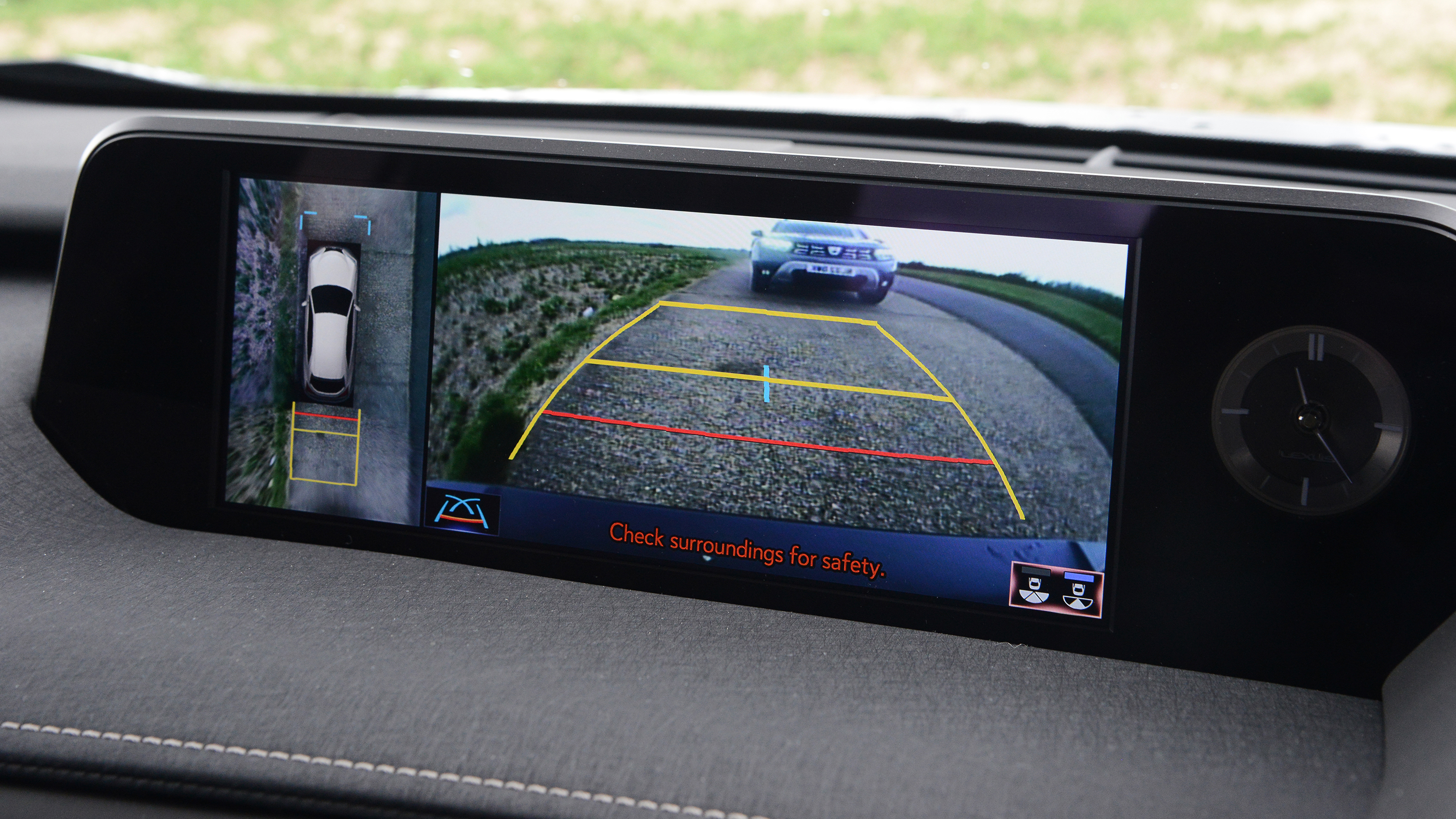 Lexus UX 250 Takumi - infotainment screen