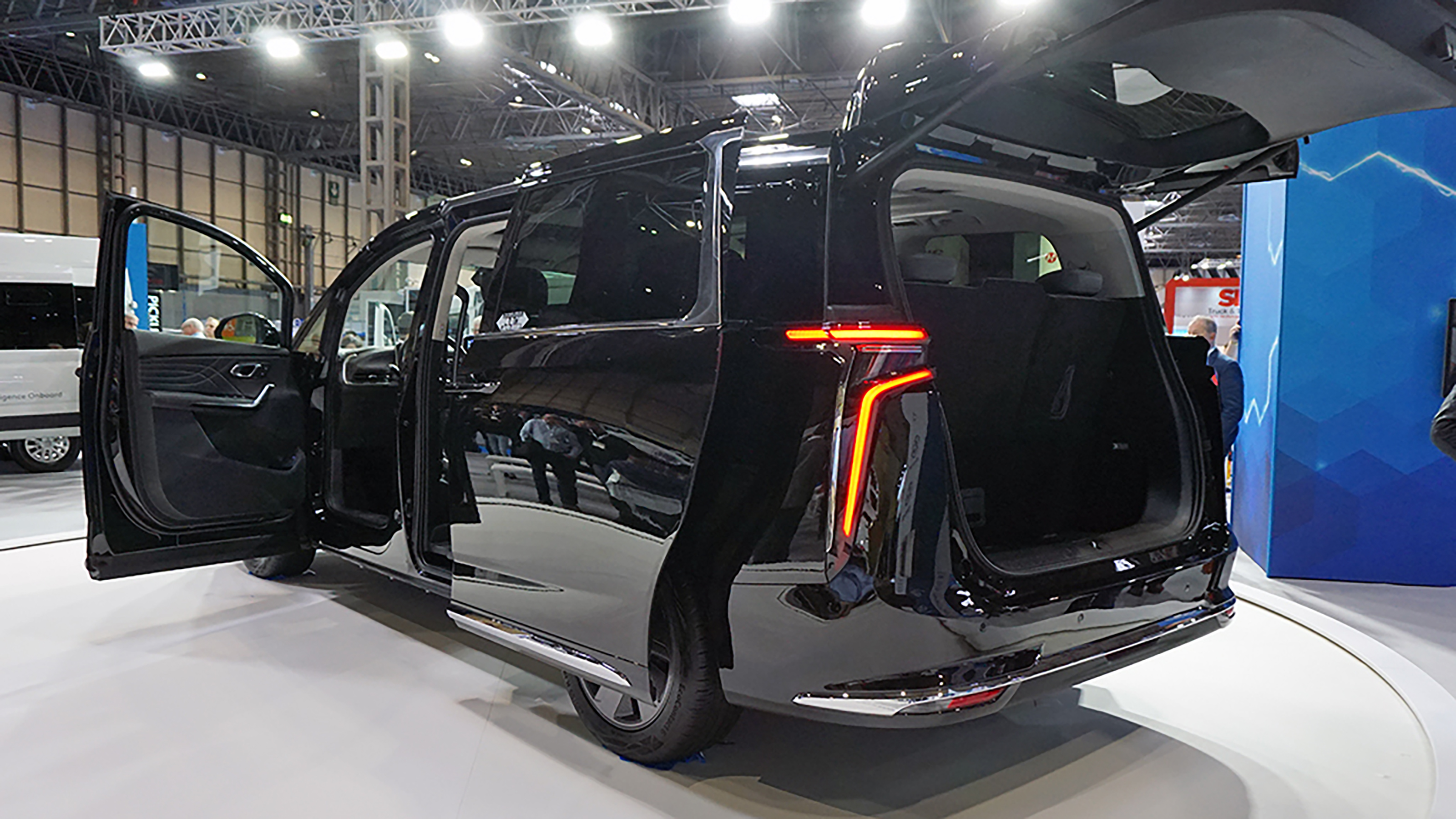 Maxus MIFA 9 electric MPV  rear
