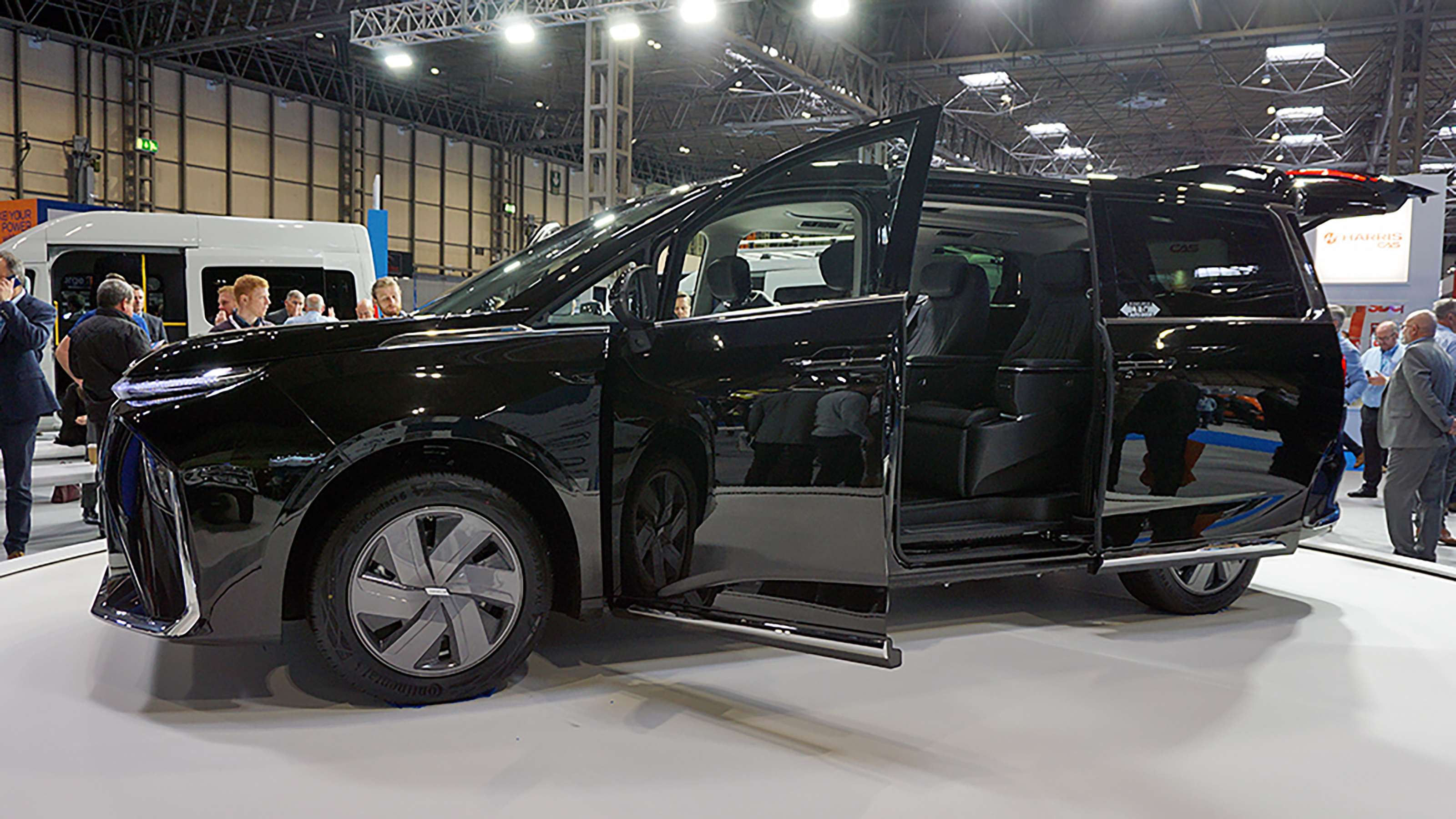 Maxus MIFA 9 electric MPV 