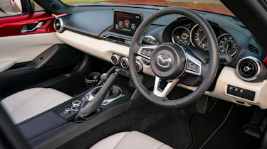 Mazda MX-5 RF - dash