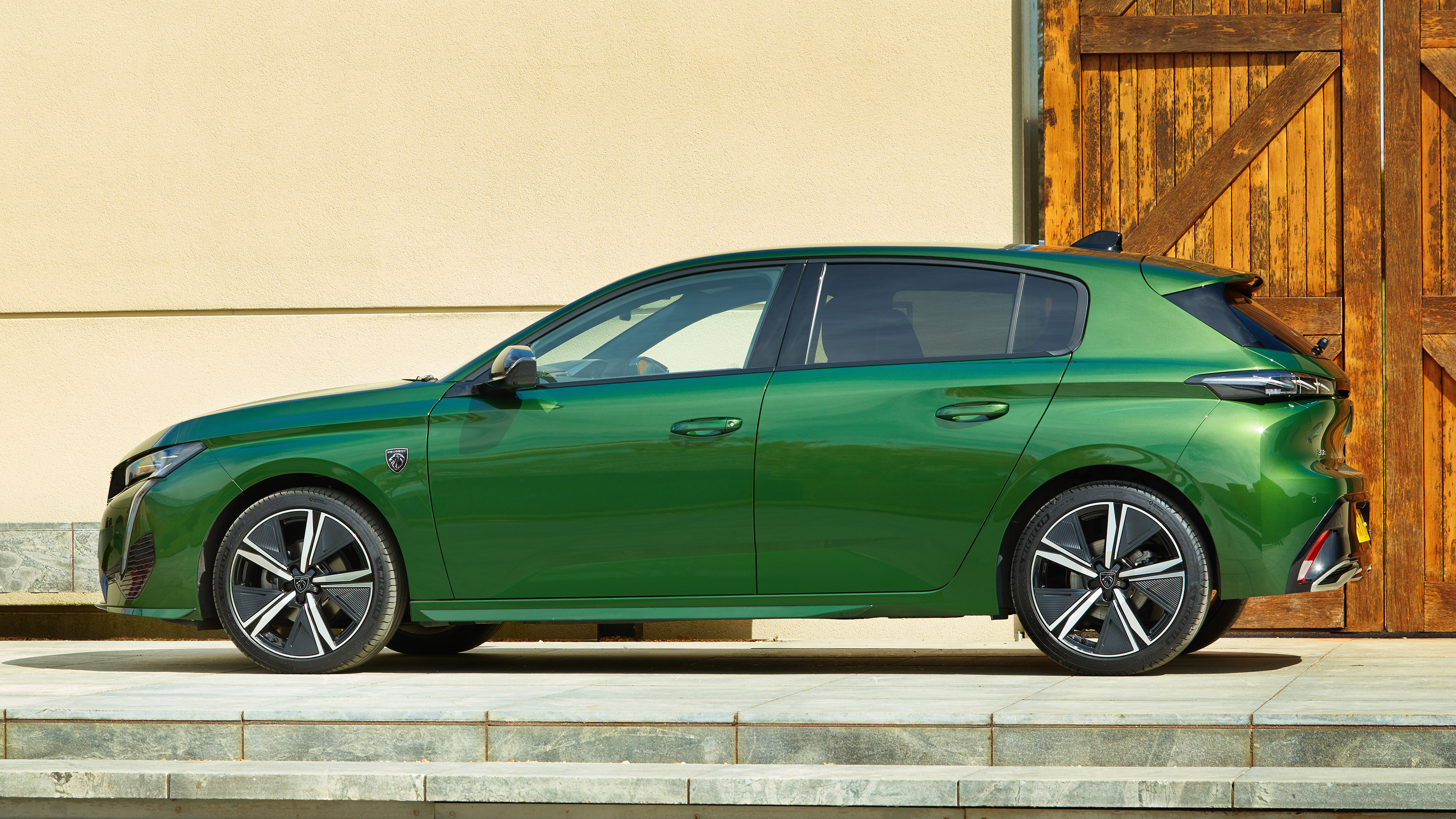 Peugeot 308 UK - side