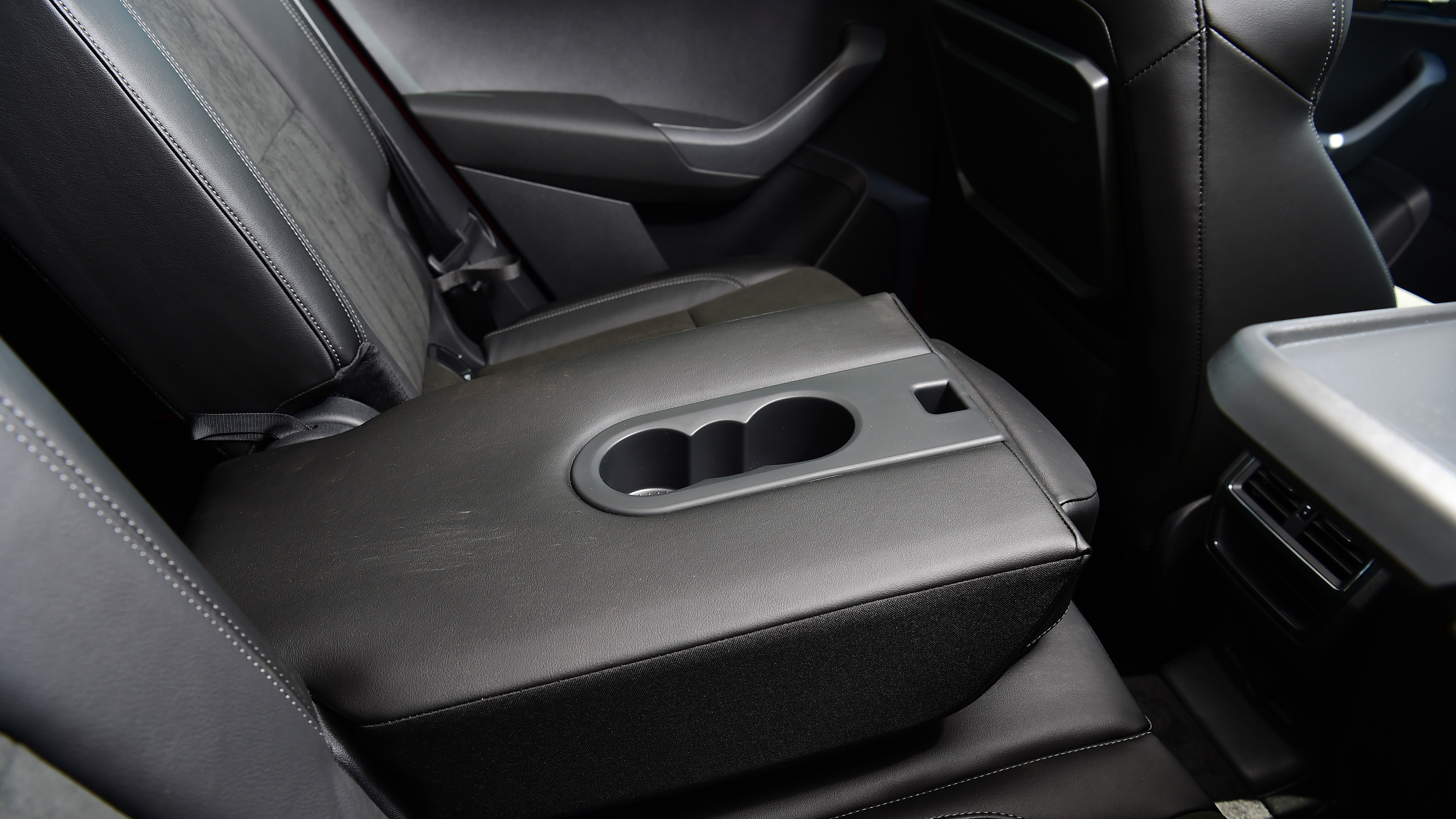 Skoda Karoq 1.5 TSI SE L 2022 - folded rear middle seat