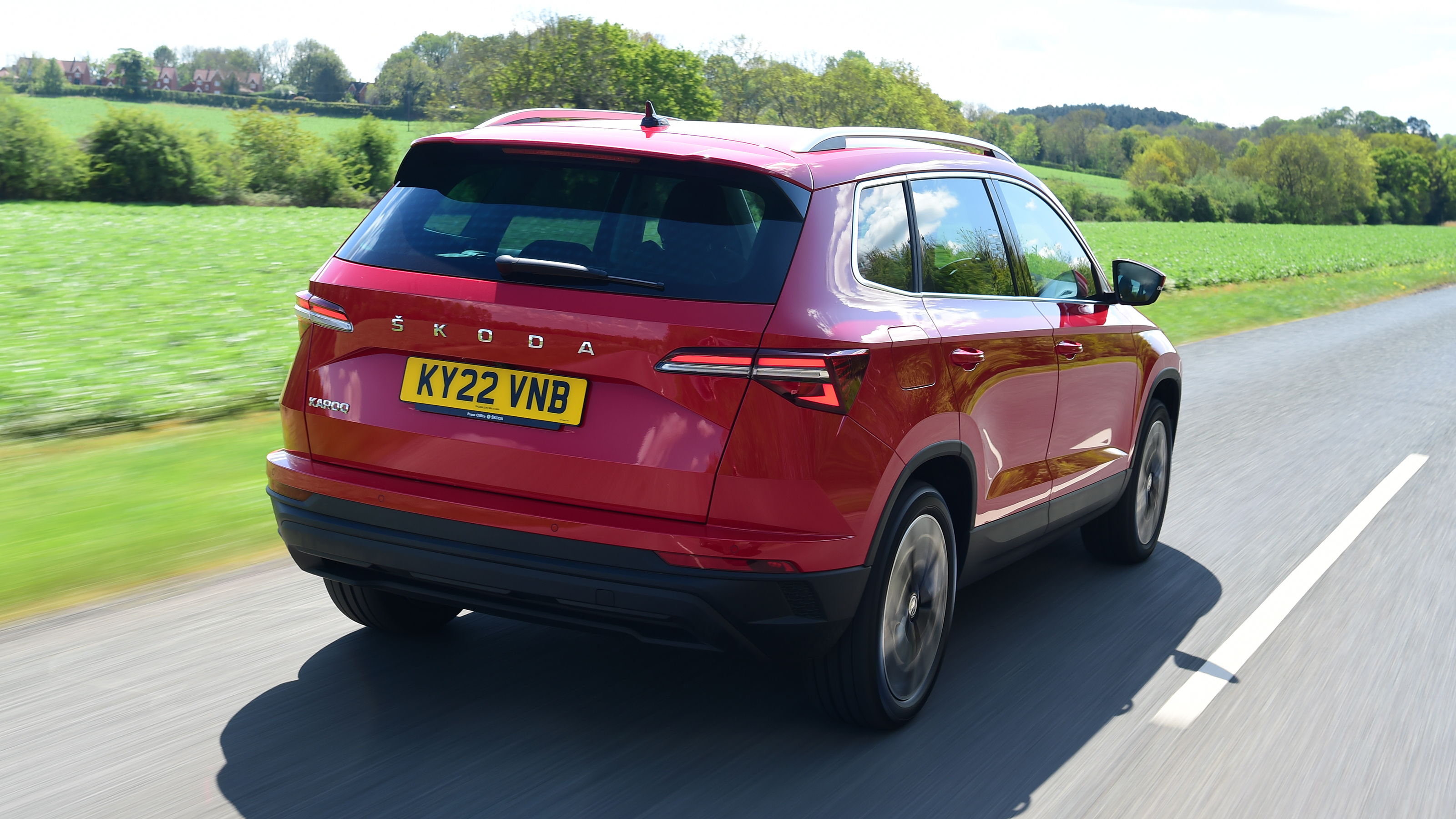 Skoda Karoq 1.5 TSI SE L 2022 - rear tracking