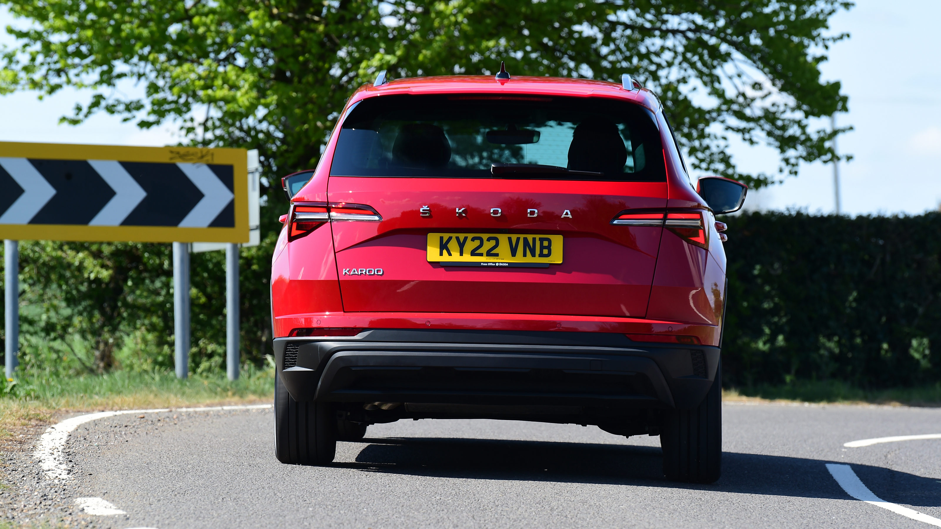 Skoda Karoq 1.5 TSI SE L 2022 - rear cornering