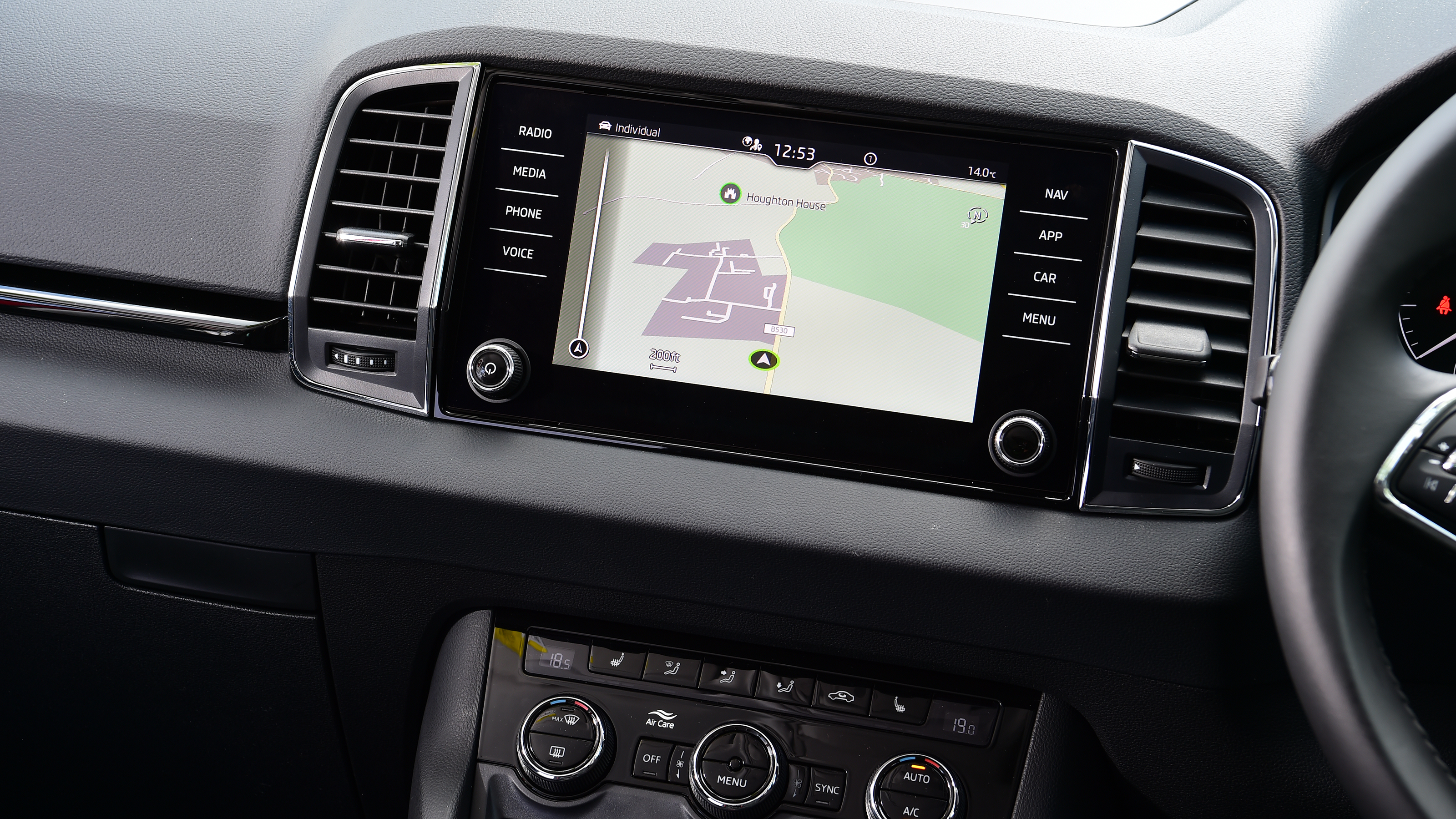 Skoda Karoq 1.5 TSI SE L 2022 - infotainment screen