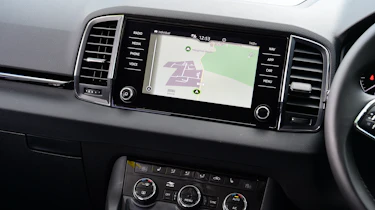 Skoda Karoq 1.5 TSI SE L 2022 - infotainment screen