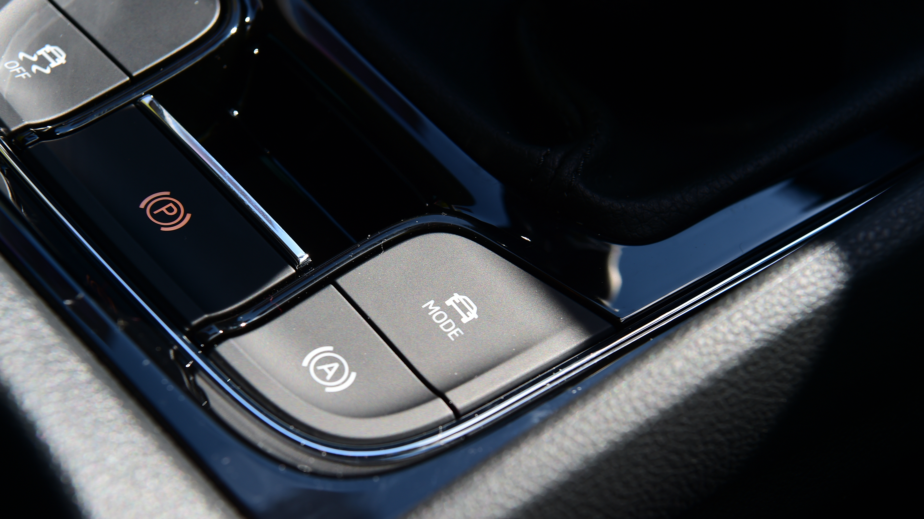 Skoda Karoq 1.5 TSI SE L 2022 - handbrake switches