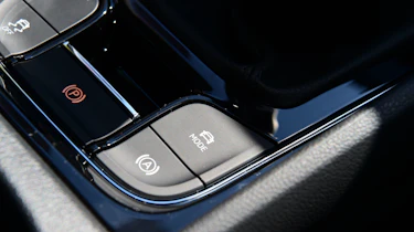 Skoda Karoq 1.5 TSI SE L 2022 - handbrake switches