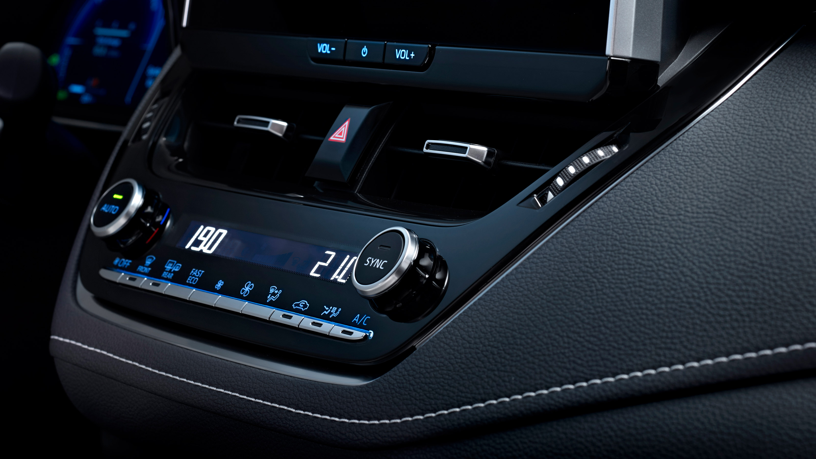 Toyota Corolla facelift - centre console