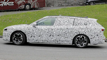 New Skoda Superb spyshots - side tracking