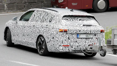 New Skoda Superb spyshots - rear tracking