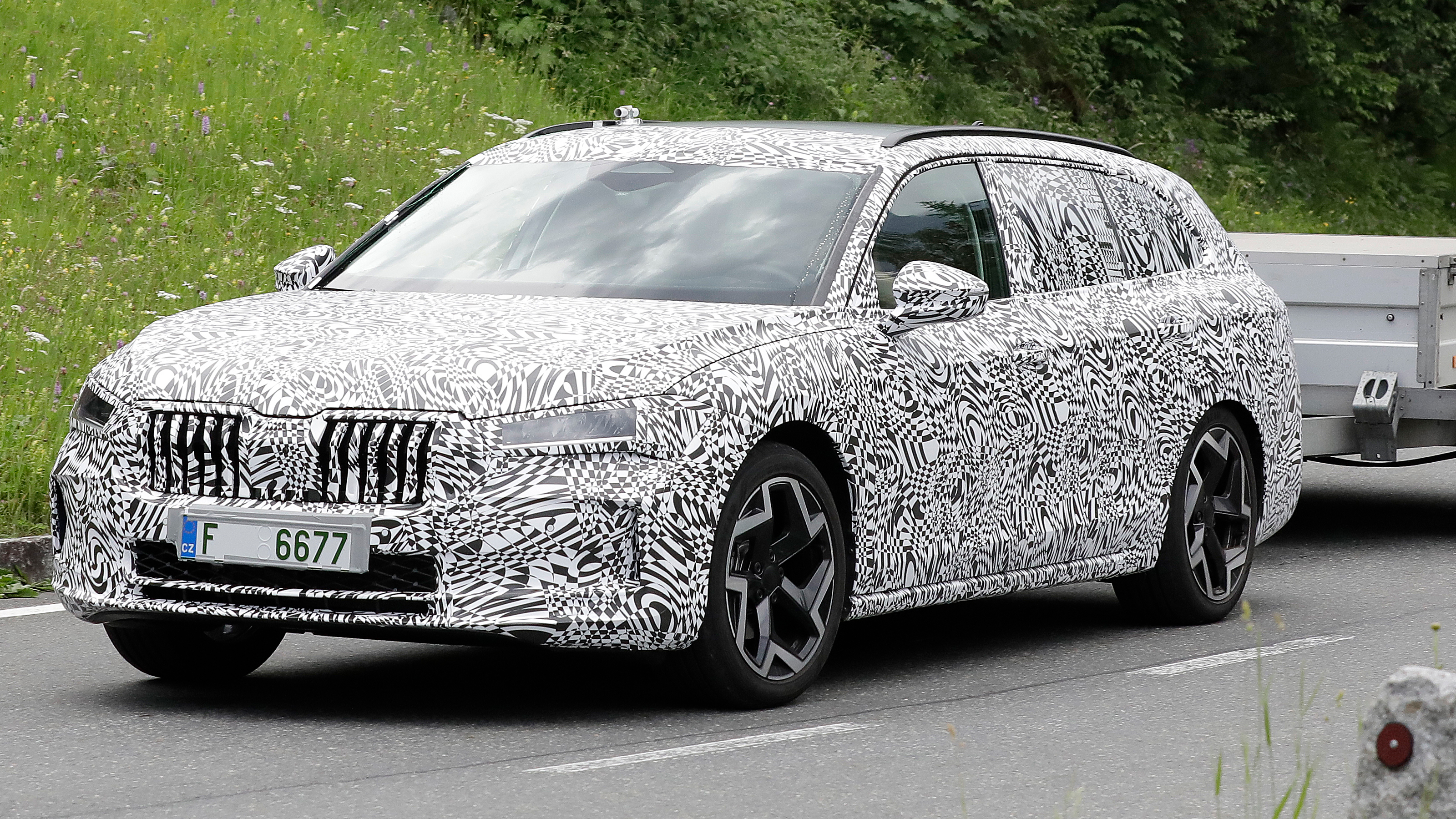 New Skoda Superb spyshots - front tracking