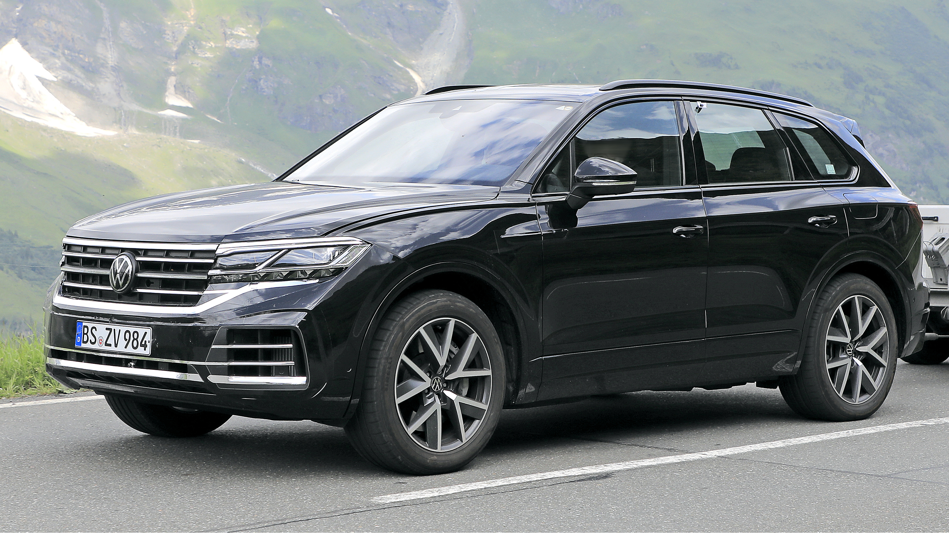 2023 VW Touareg spyshots - front/nearside