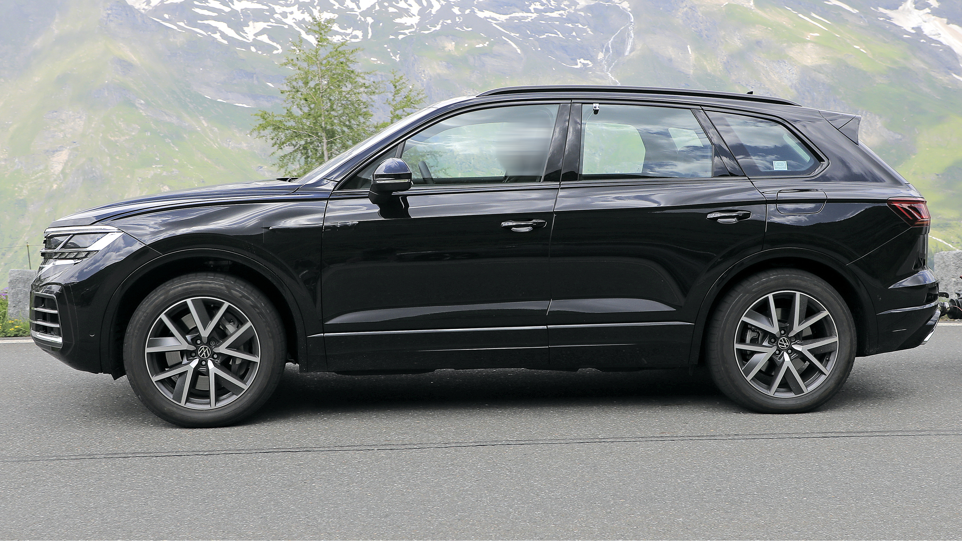 2023 VW Touareg spyshots - nearside
