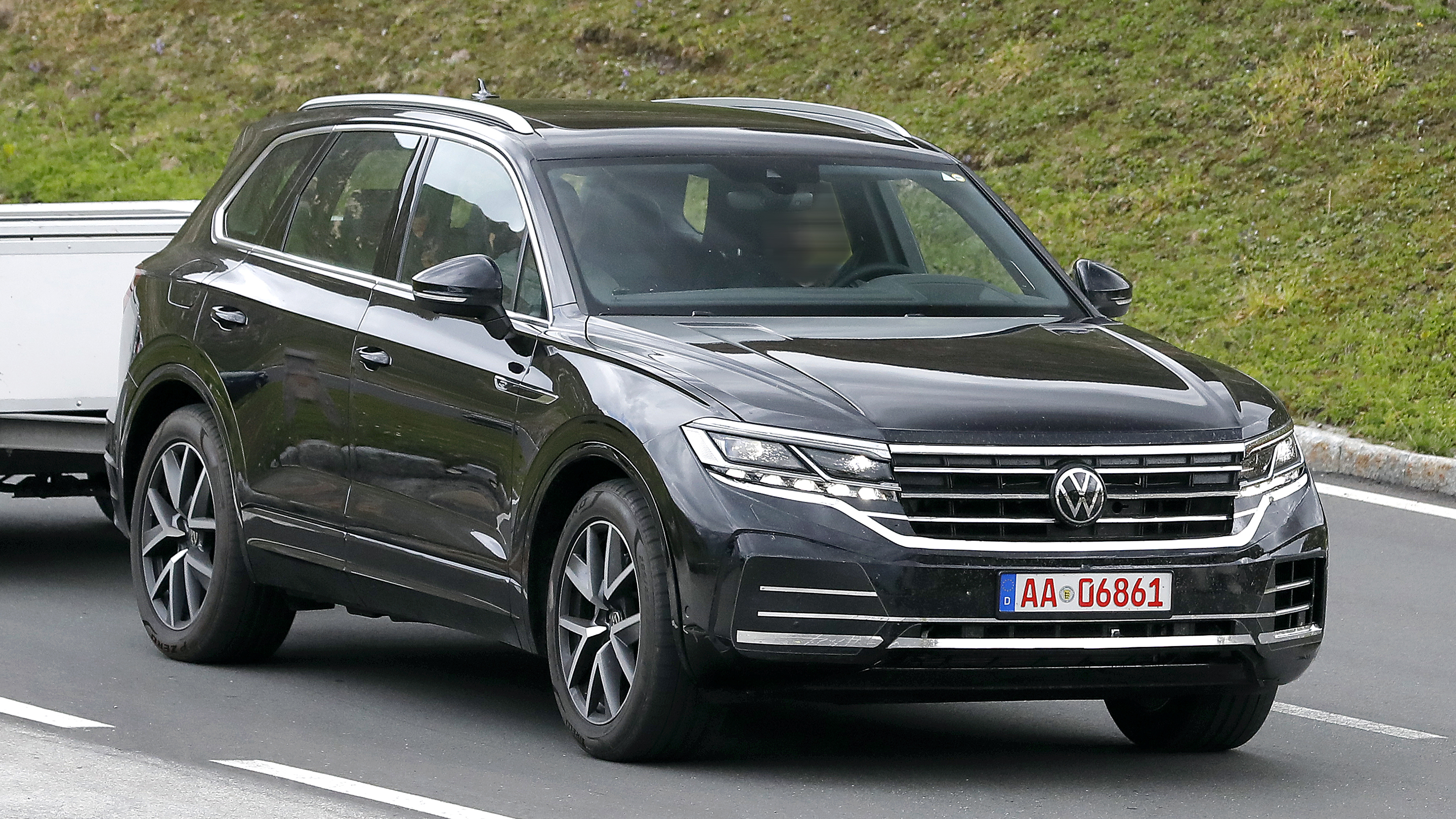 2023 VW Touareg spyshots - front/offside