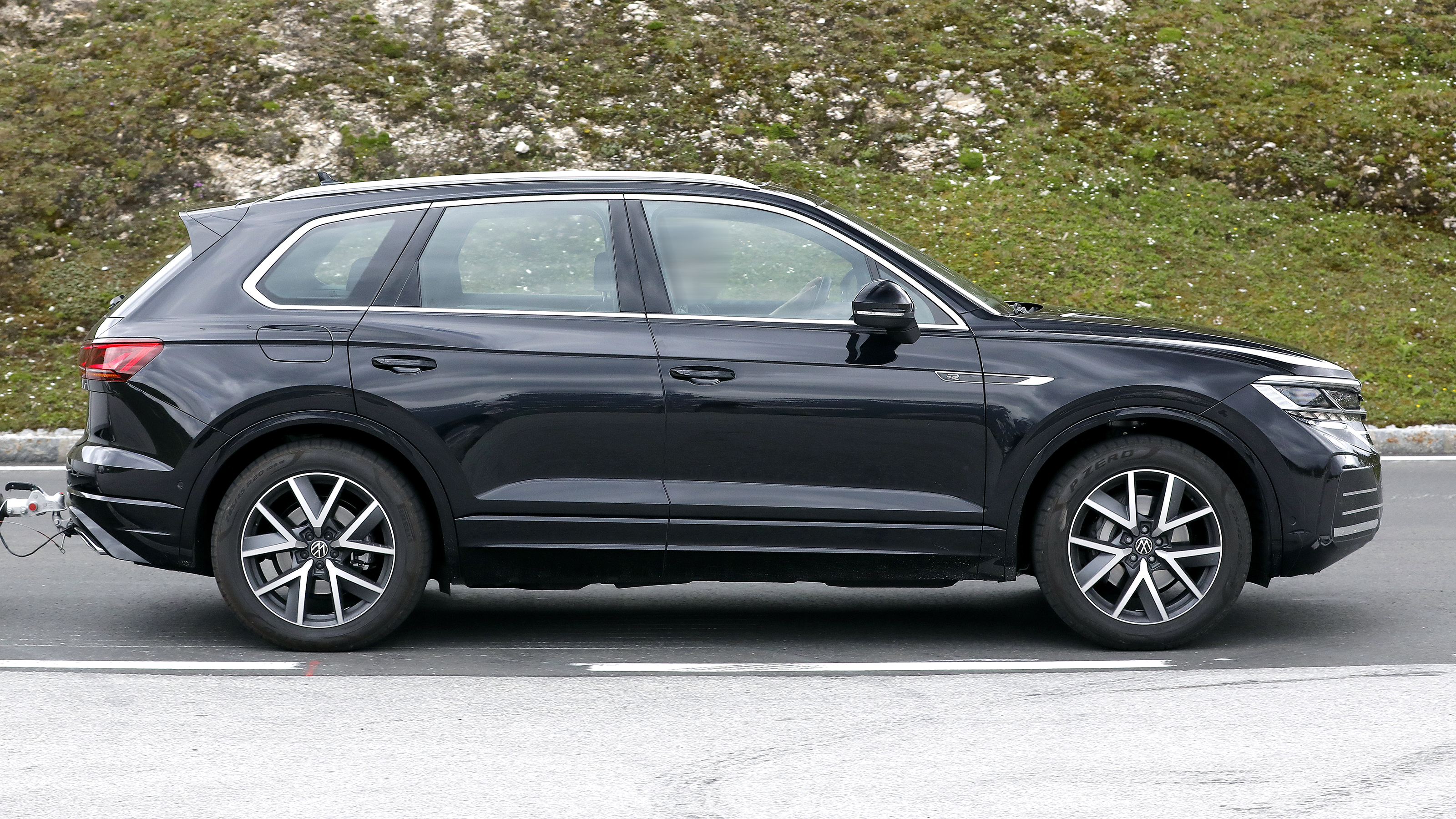 2023 VW Touareg spyshots - offside